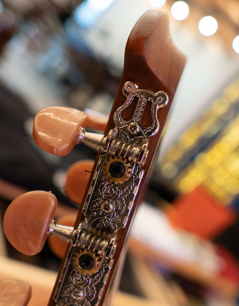 Классическая гитара Ovation CS24C-4 Celebrity Standard Mid Cutaway Natural - купить в "Гитарном Клубе"