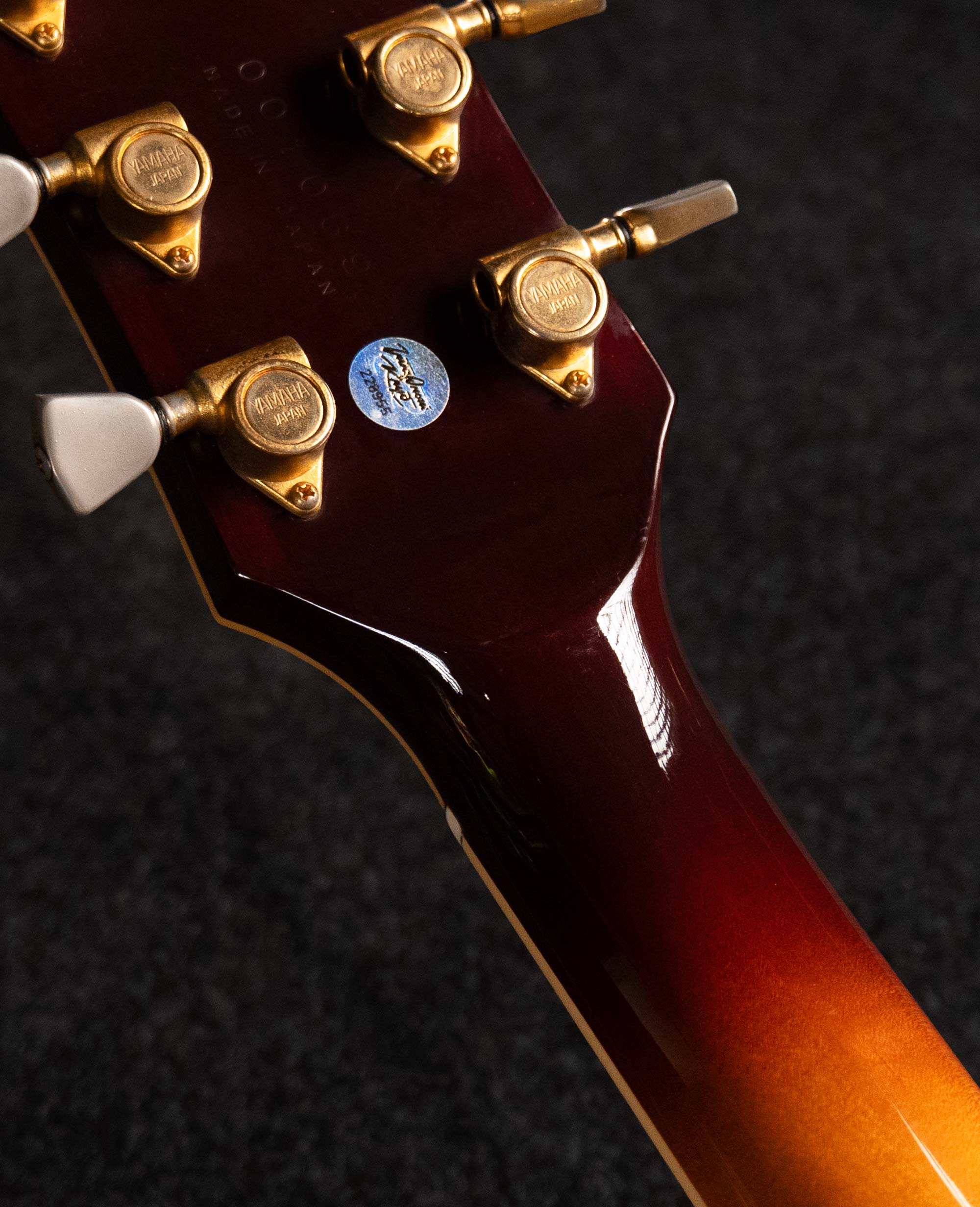 Полуакустическая гитара Yamaha AE1200