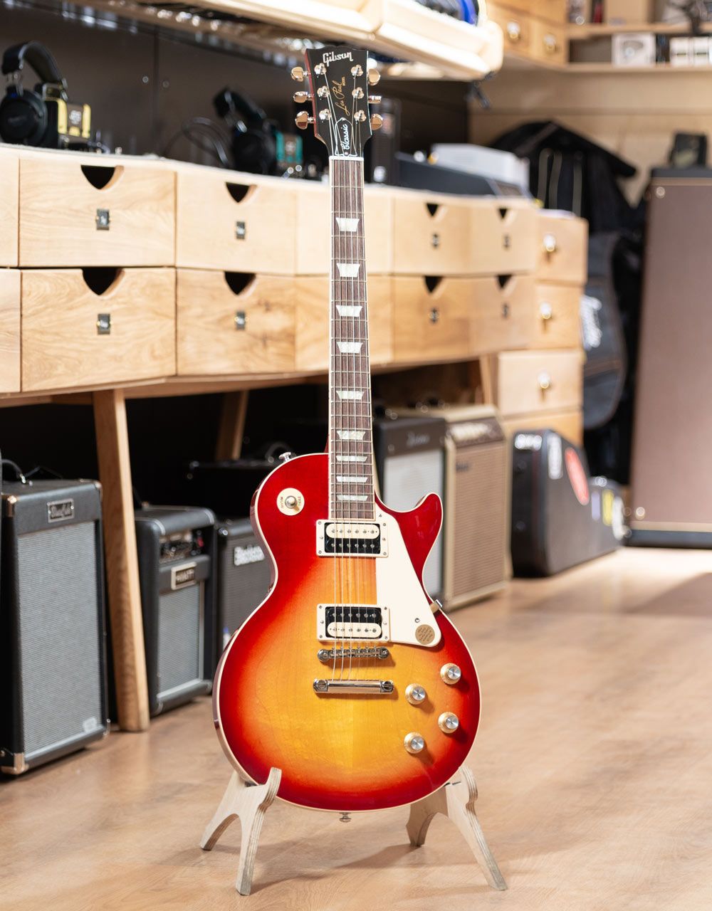 Электрогитара Gibson Les Paul Classic Heritage Cherry Sunburst - купить в "Гитарном Клубе"