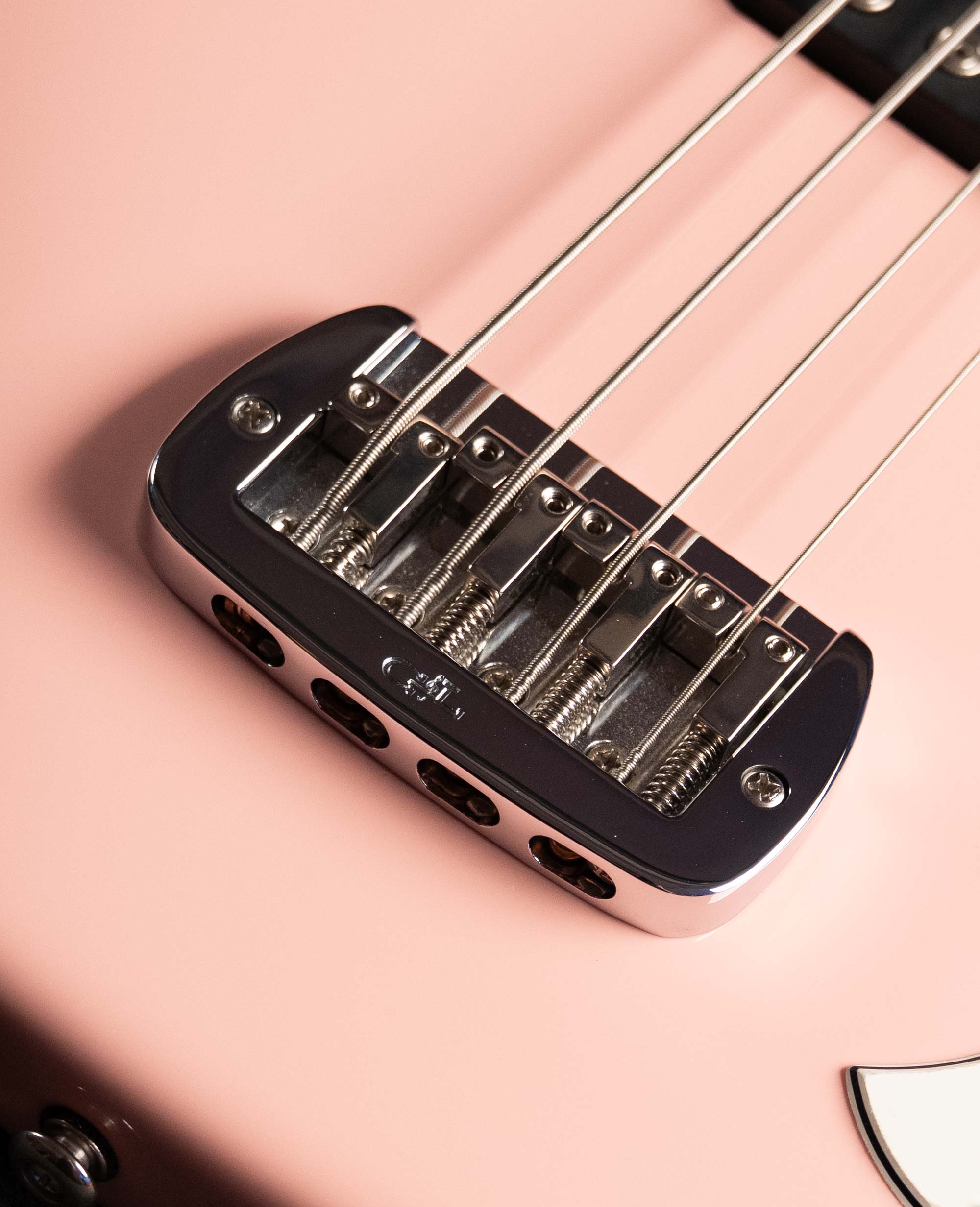 Бас-гитара G&L FD Fallout Shortscale Bass Shell Pink CR - купить в "Гитарном Клубе"
