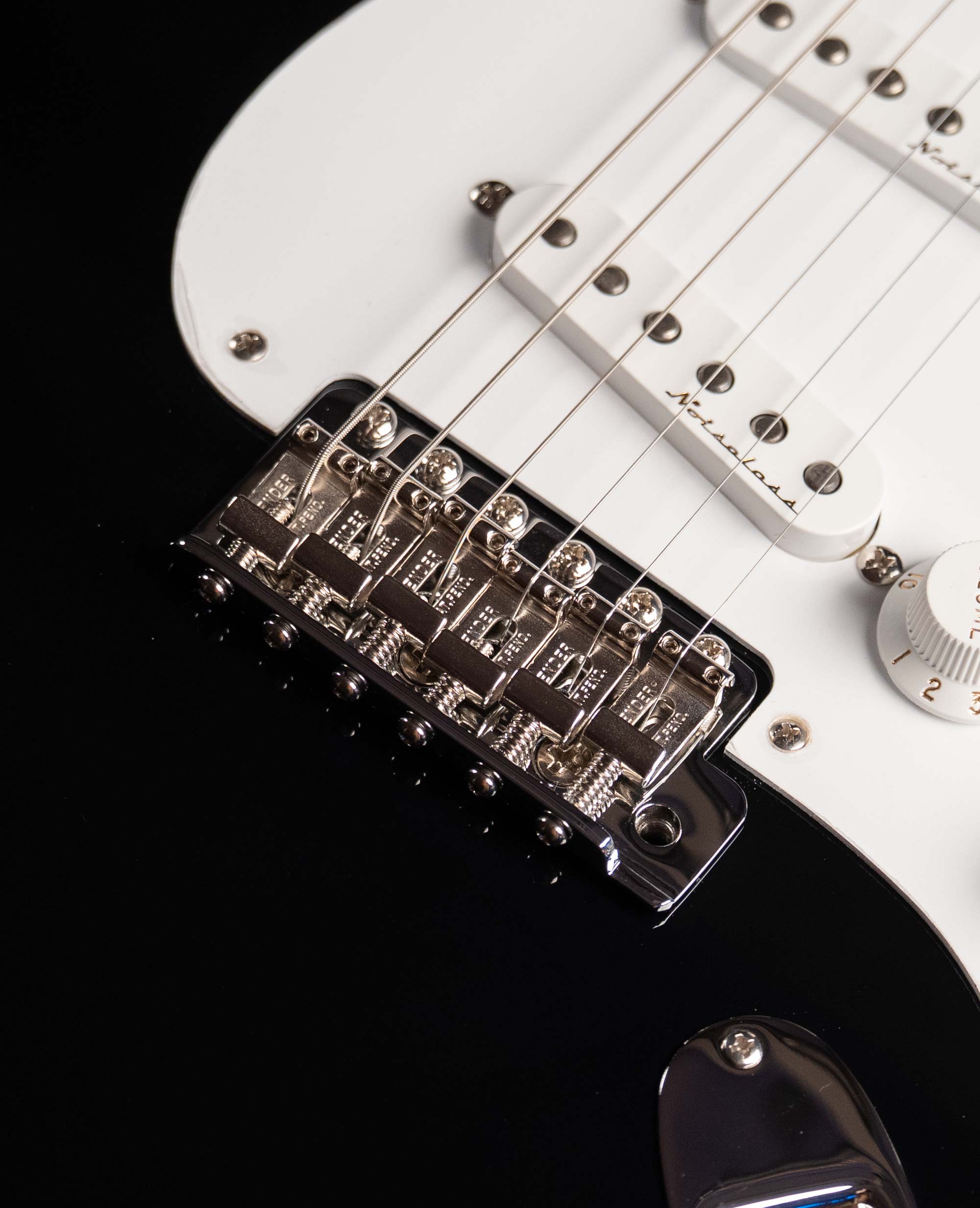Электрогитара Fender Stratocaster Custom Shop TM Eric Clapton, Blackie, 2022 - купить в "Гитарном Клубе"
