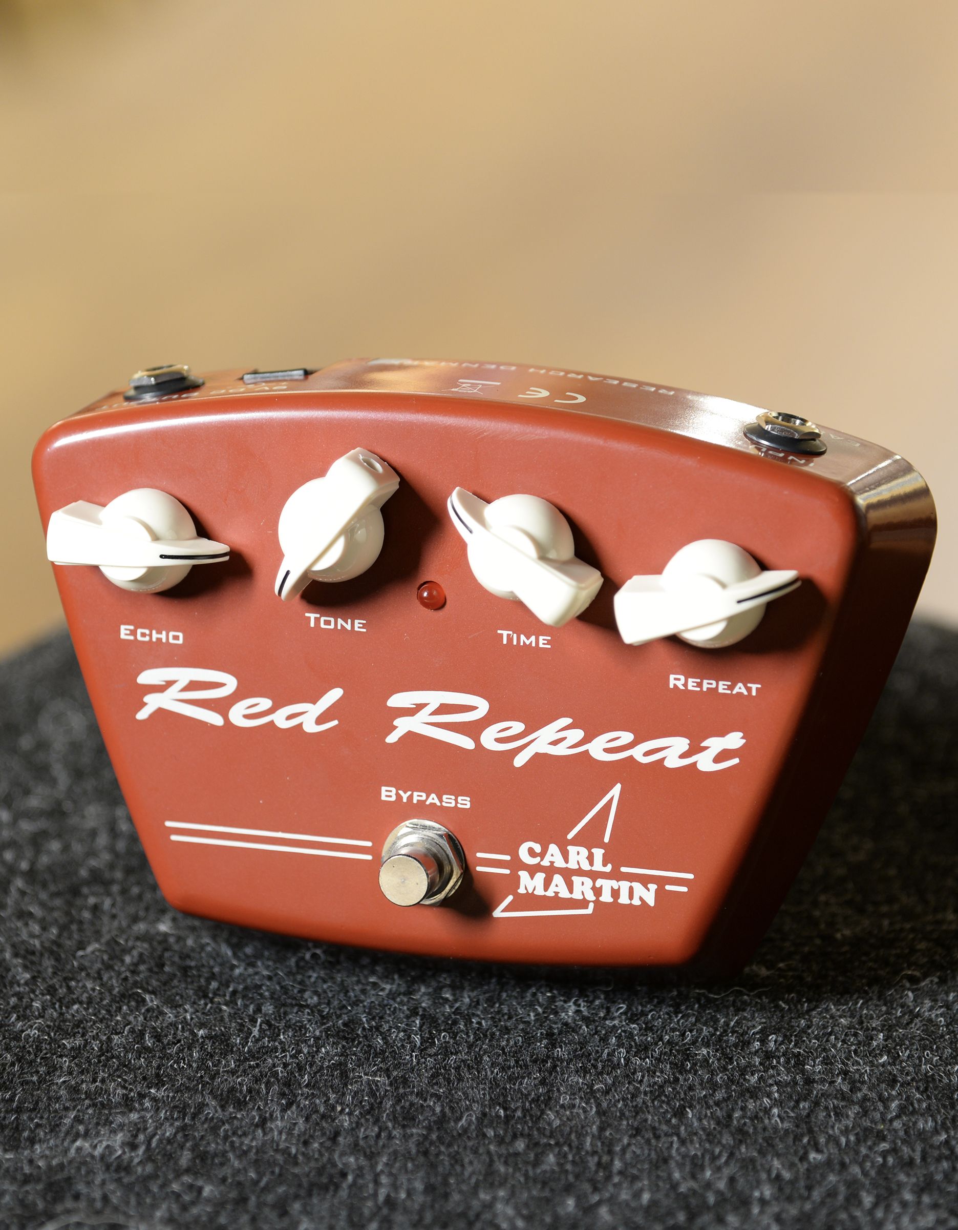Гитарная педаль Carl Martin Red Repeat Delay - купить в "Гитарном Клубе"
