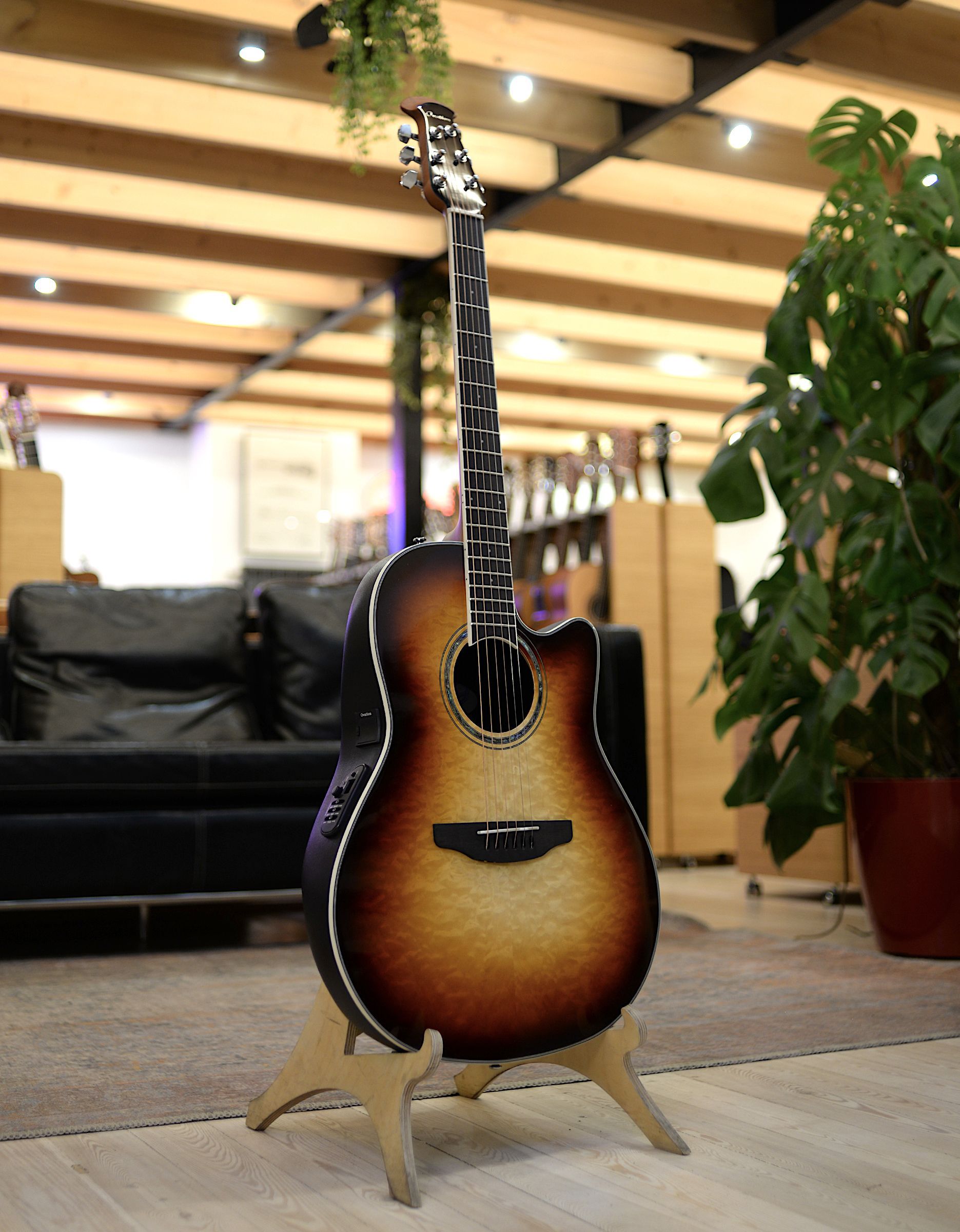 Электроакустическая гитара Ovation CS24X-7C Celebrity Standard Plus Mid Cutaway Cognac Burst Gloss - купить в "Гитарном Клубе"