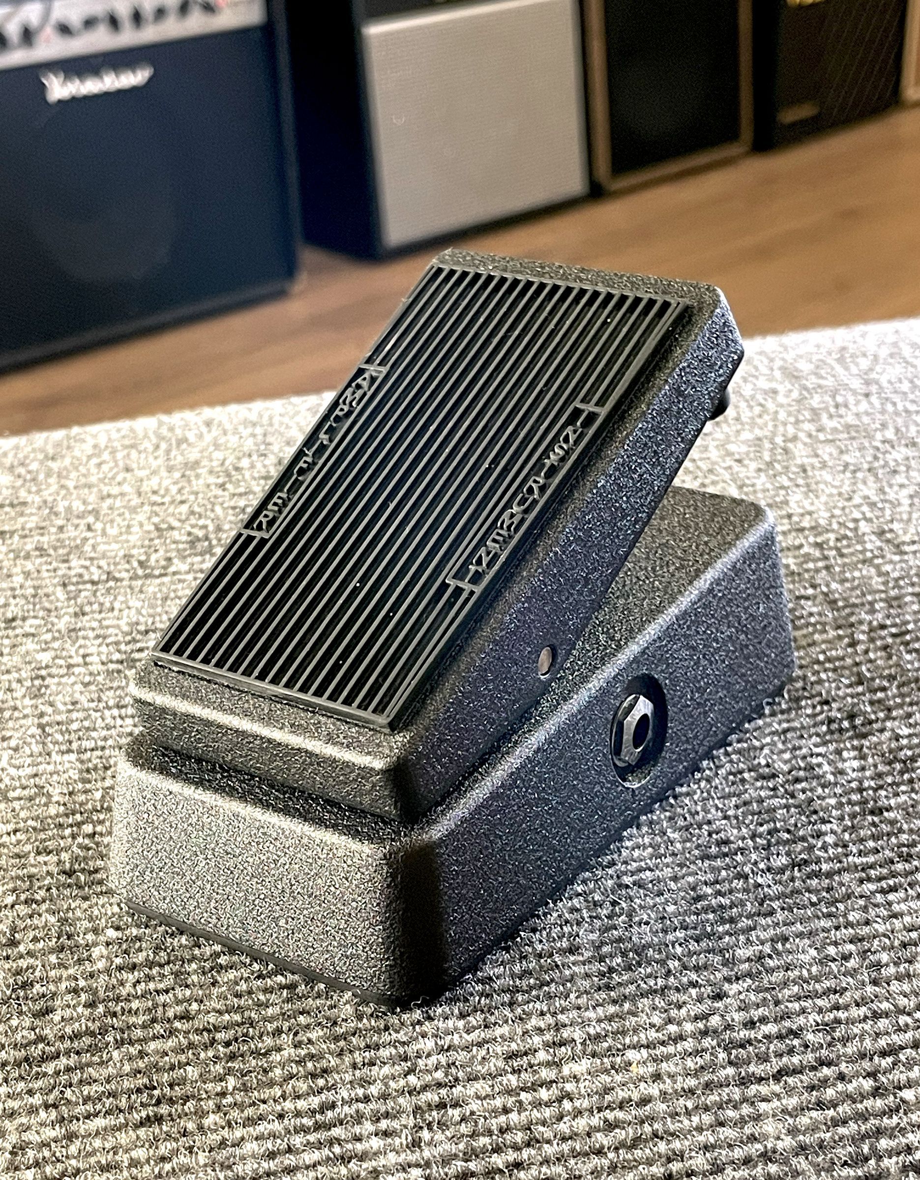 Гитарная педаль Dunlop CBM95 Cry Baby Mini Wah - купить в "Гитарном Клубе"