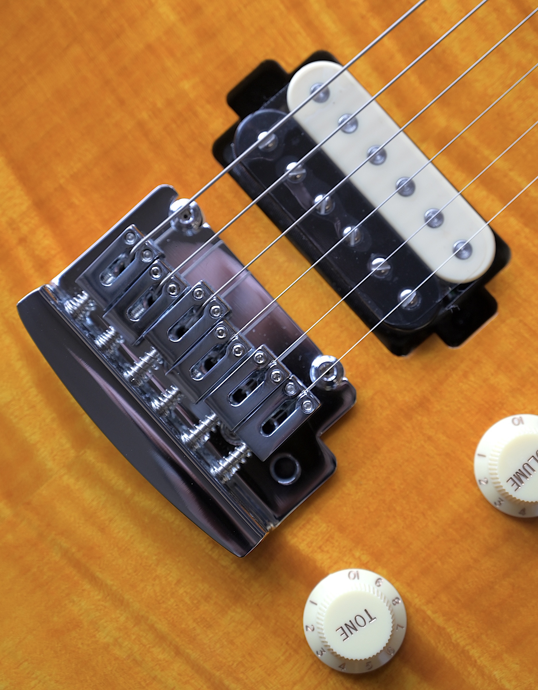 Электрогитара Sterling Axis Trans Gold - купить в "Гитарном Клубе"