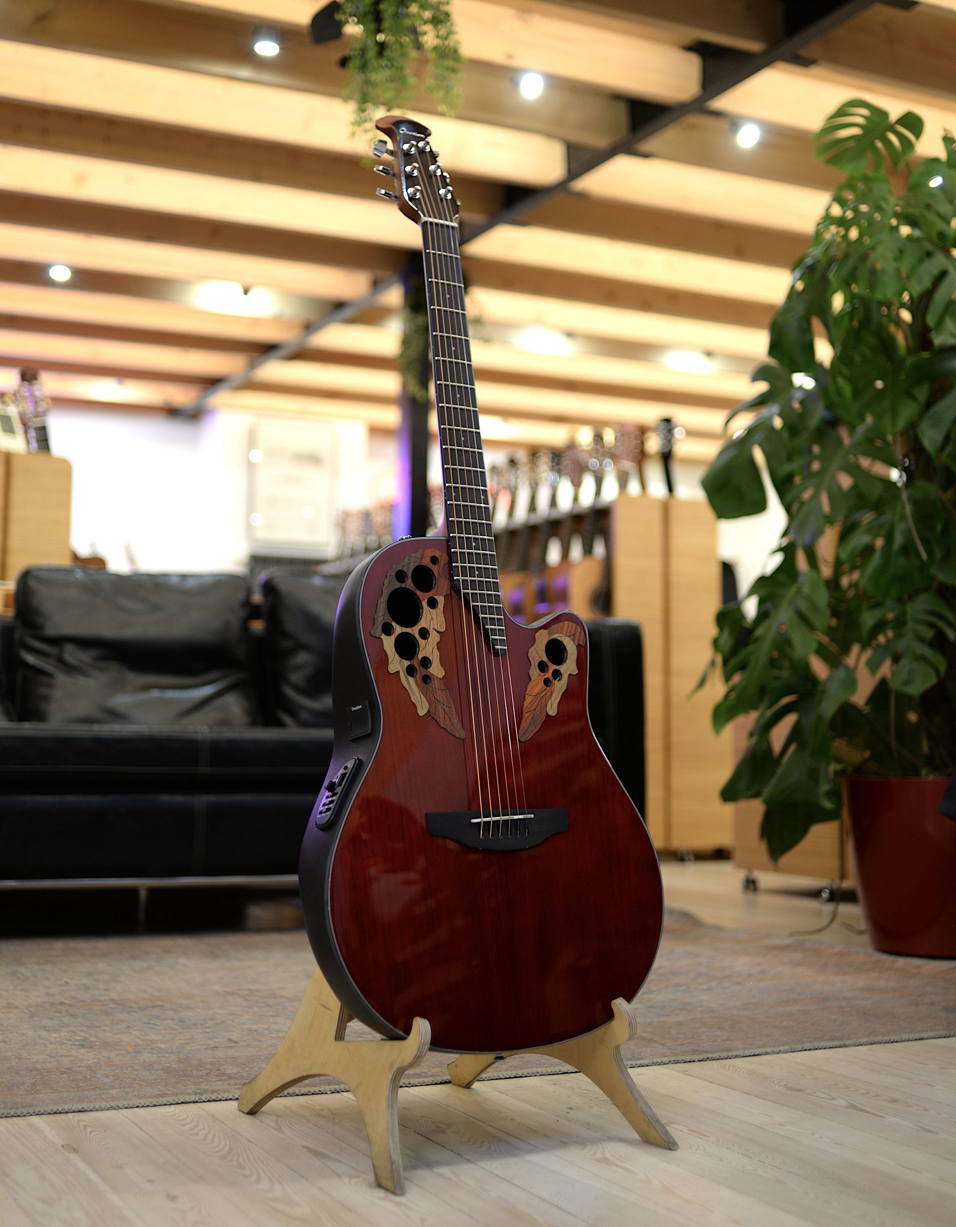 Электроакустическая гитара Ovation CE44-RR Celebrity Elite Mid Cutaway Ruby Red - купить в "Гитарном Клубе"