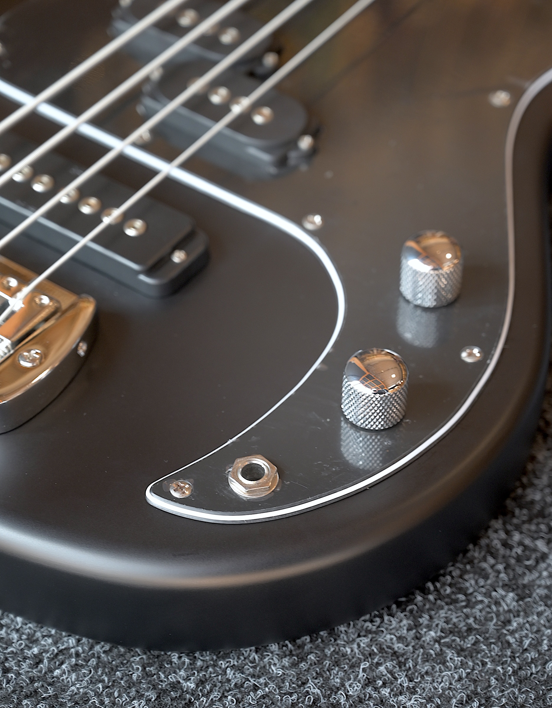 Бас-гитара G&L Tribute SB-2 Black Frost RW - купить в "Гитарном Клубе"