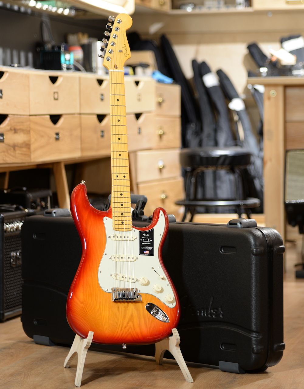 Электрогитара Fender American Ultra Stratocaster Plasma Red Burst - купить в "Гитарном Клубе"