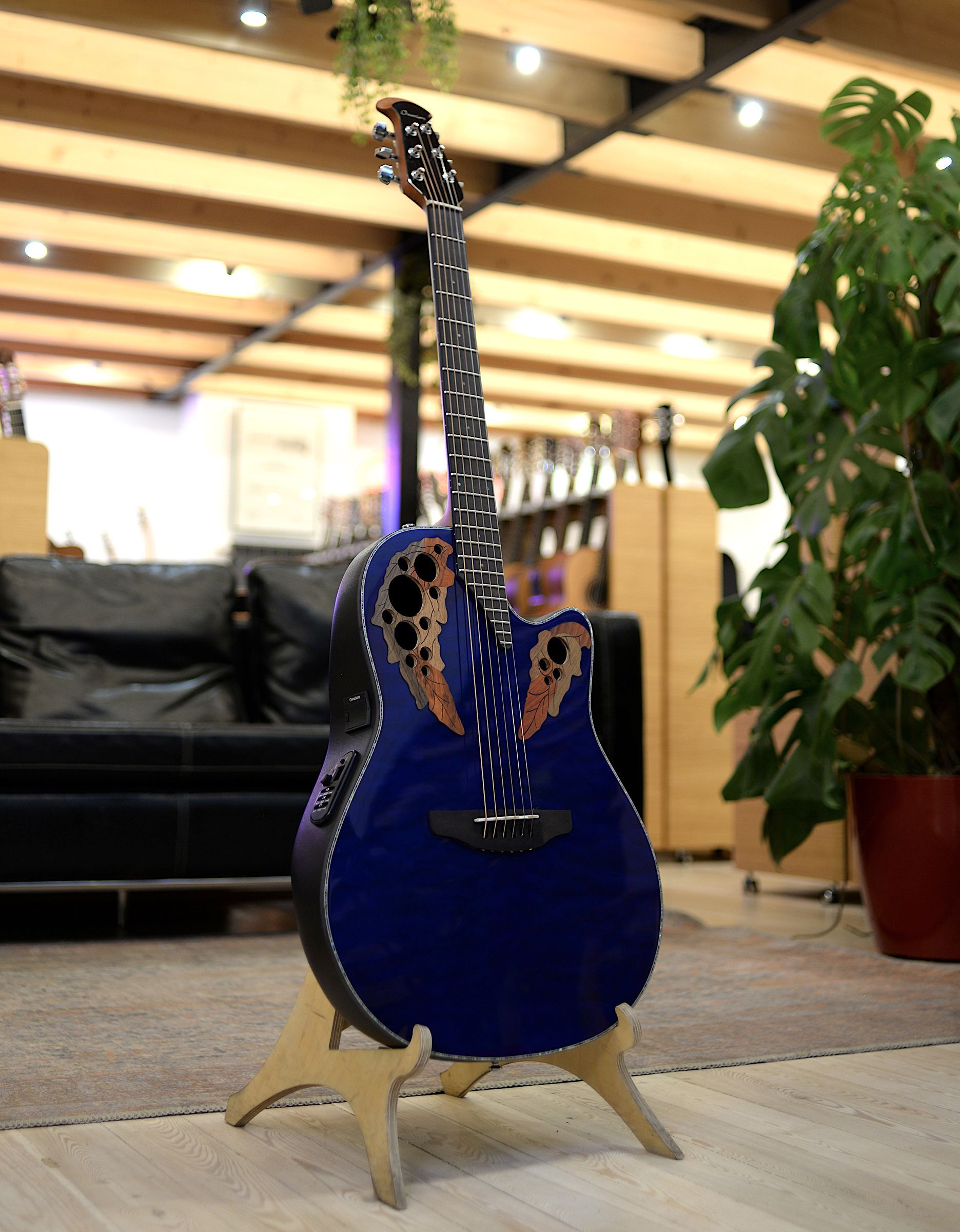 Электроакустическая гитара Ovation CE44P-8TQ Celebrity Elite Plus Mid Cutaway Trans Blue Quilt Maple - купить в "Гитарном Клубе"
