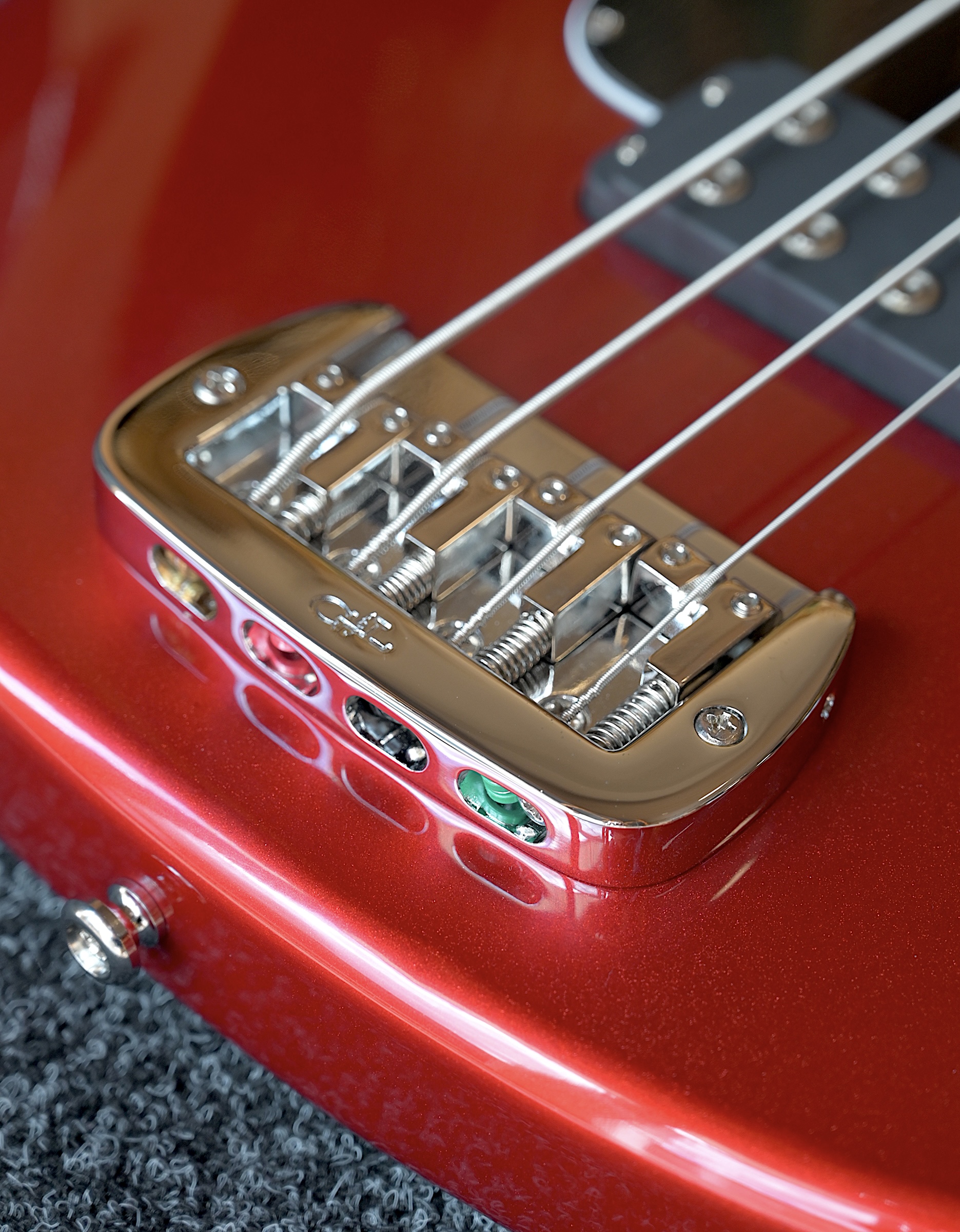 Бас-гитара G&L Tribute Kiloton Candy Apple Red MP Poplar - купить в "Гитарном Клубе"