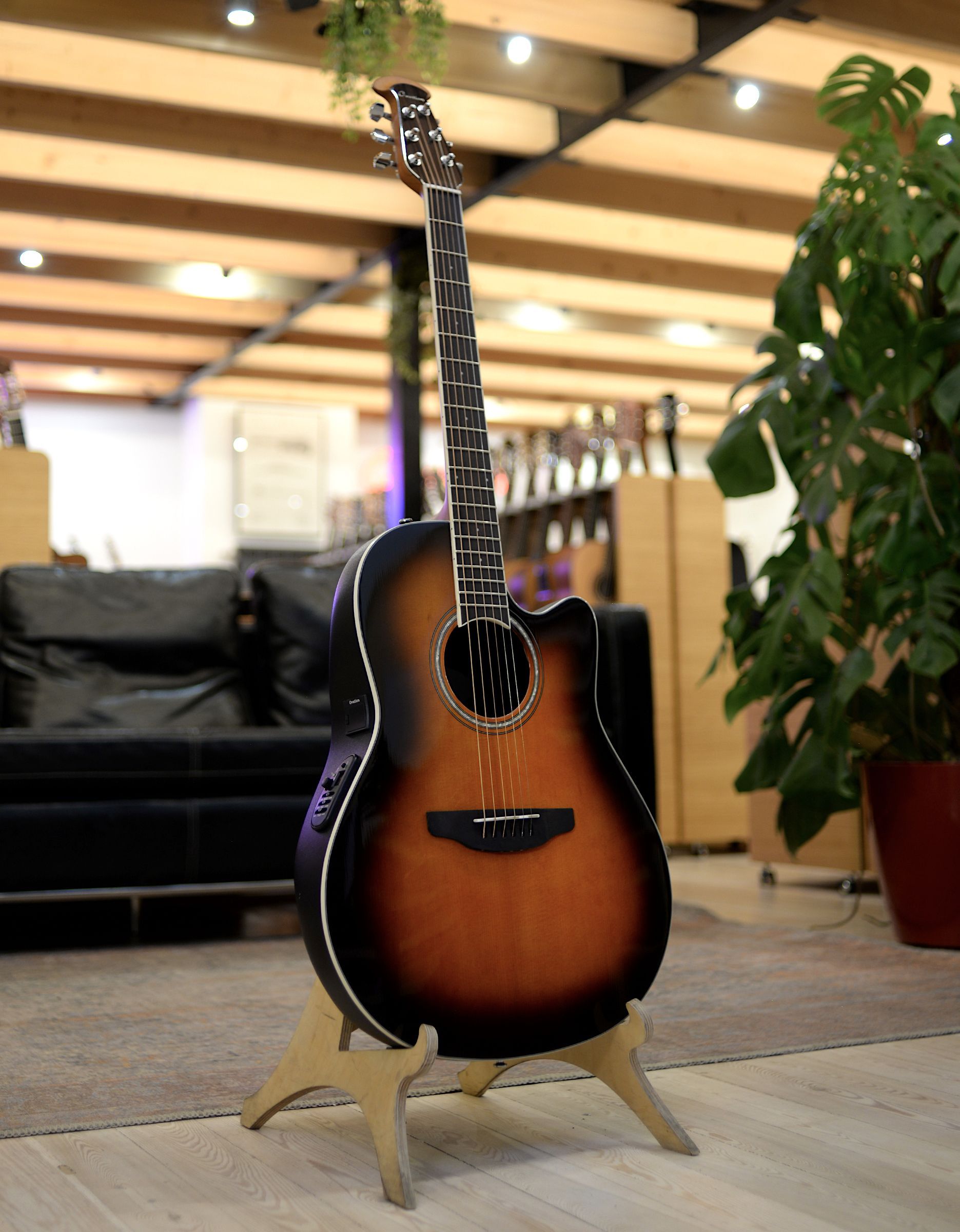 Электроакустическая гитара Ovation CS24-1 Celebrity Standard Mid Cutaway Sunburst - купить в "Гитарном Клубе"