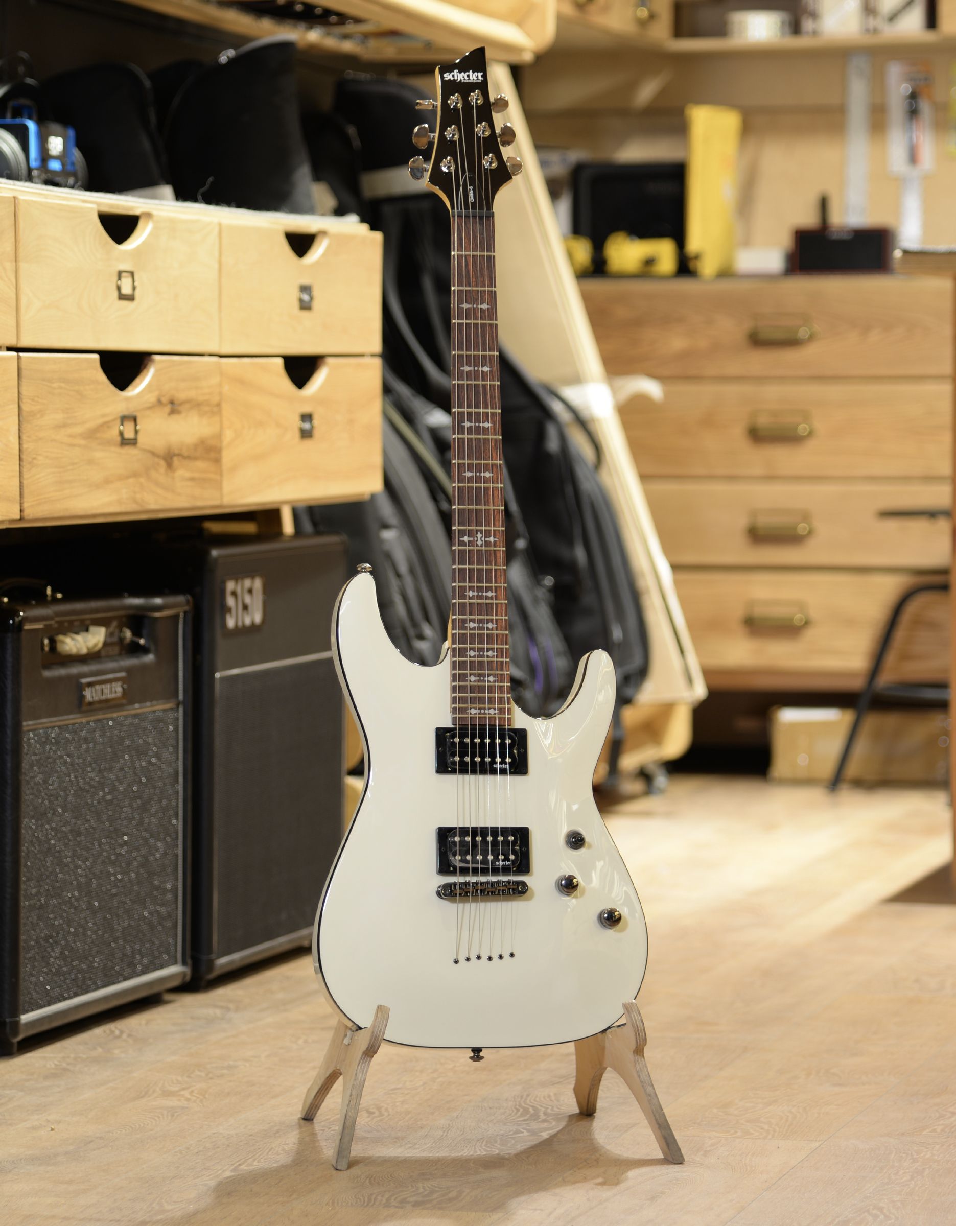 Электрогитара Schecter Omen-6 Vintage White - купить в "Гитарном Клубе"