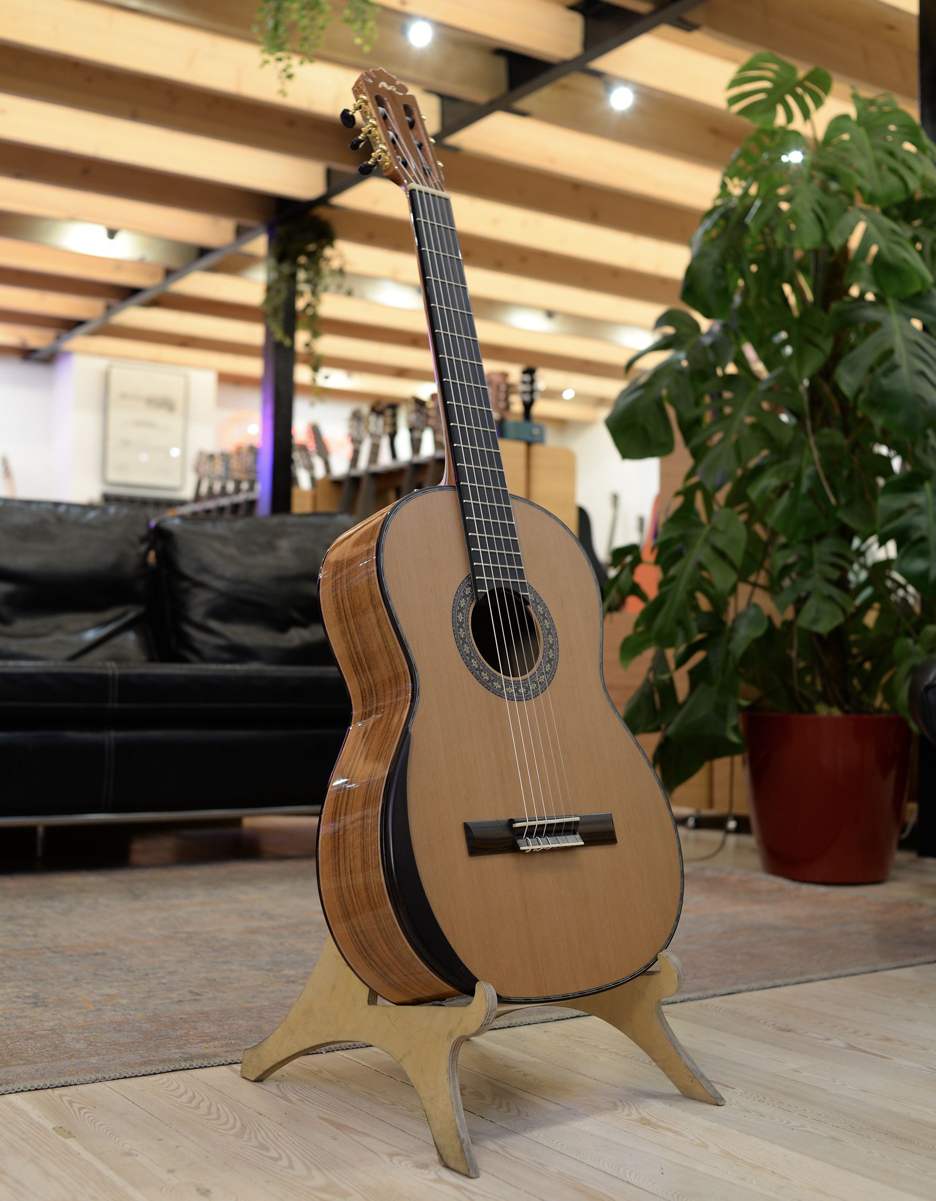 Классическая гитара Manuel Rodriguez E-C 4/4 Magistral - купить в "Гитарном Клубе"