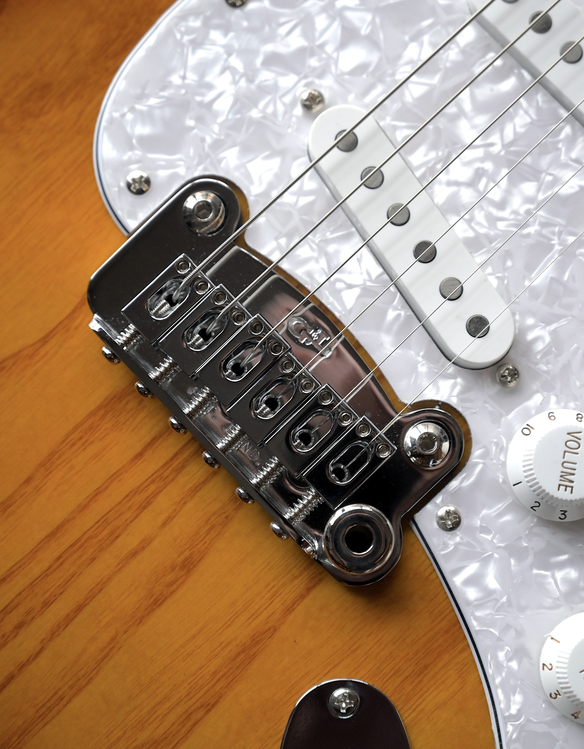 Электрогитара G&L Tribute Legacy 3-Tone Sunburst RW - купить в "Гитарном Клубе"