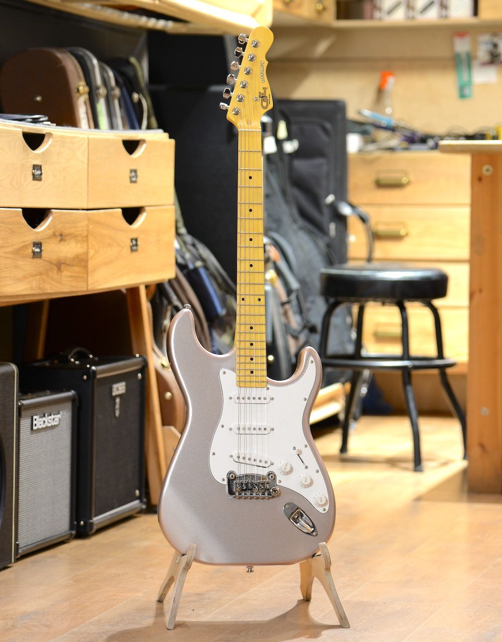 Электрогитара G&L Tribute Legacy Shoreline Gold MP Poplar - купить в "Гитарном Клубе"