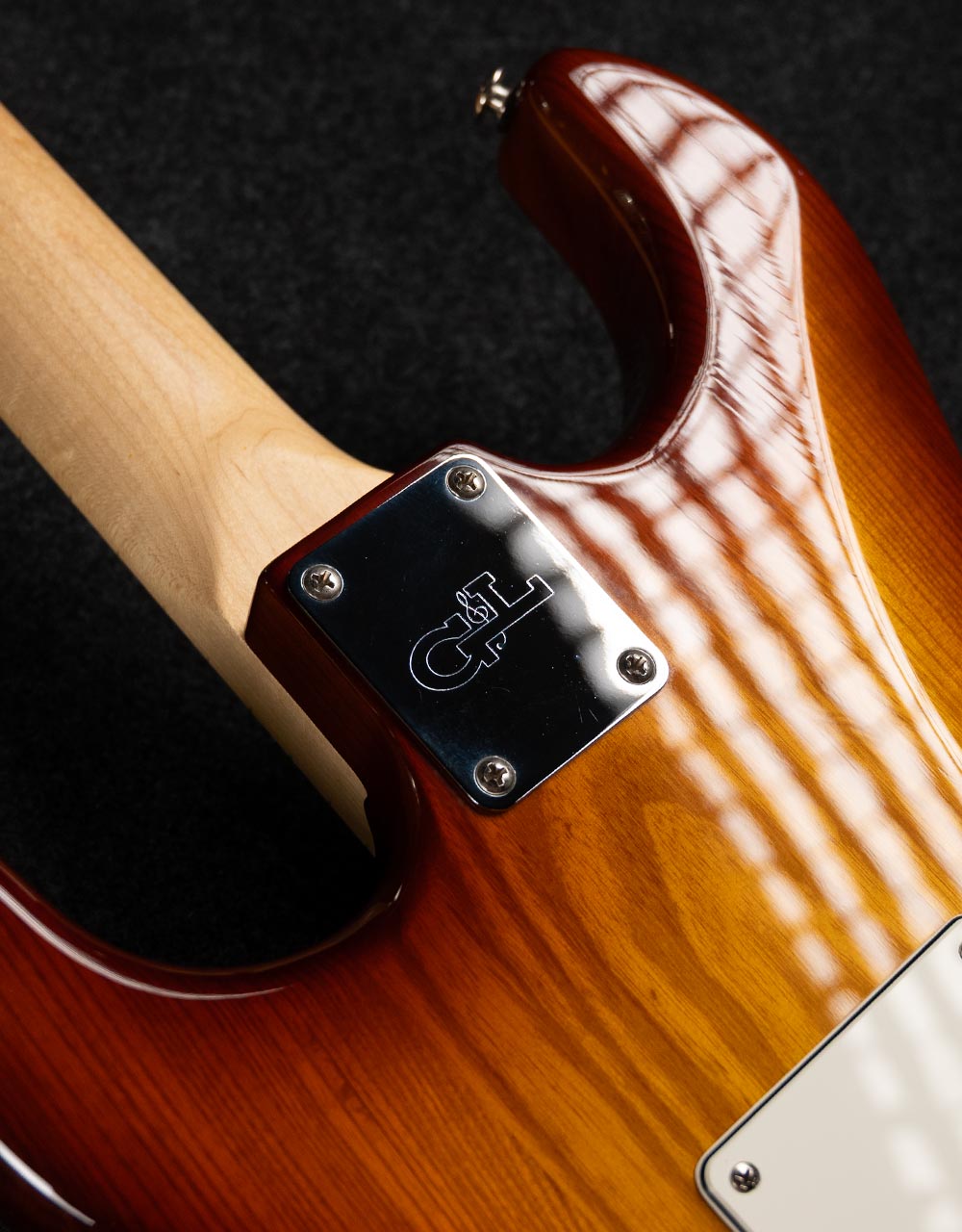 Электрогитара G&L FD Legacy HB Old School Tobacco Sunburst MP - купить в "Гитарном Клубе"