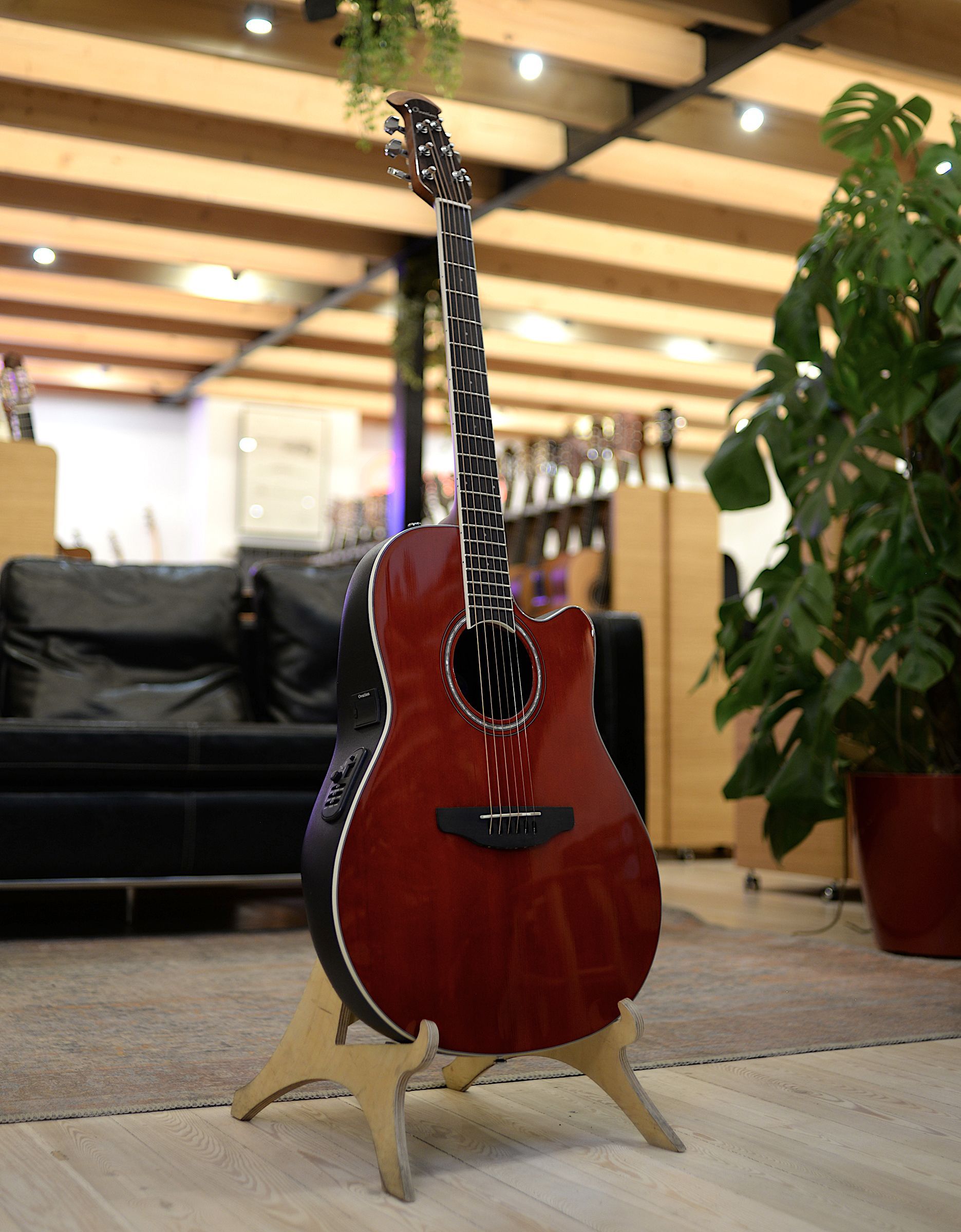 Электроакустическая гитара Ovation CS24-RR Celebrity Standard Mid Cutaway Ruby Red - купить в "Гитарном Клубе"