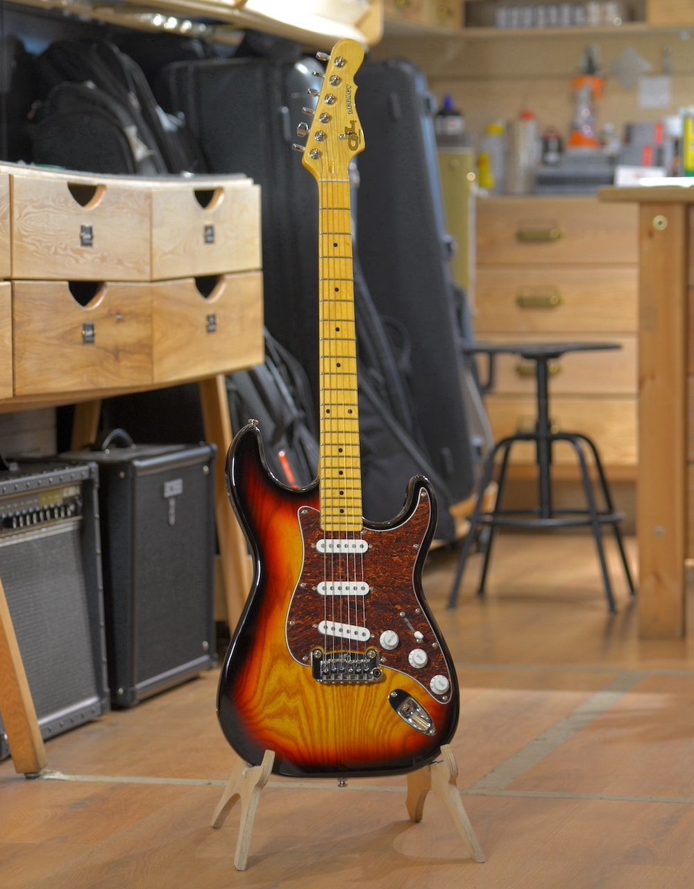 Электрогитара G&L Tribute Legacy 3-Tone Sunburst MP - купить в "Гитарном Клубе"