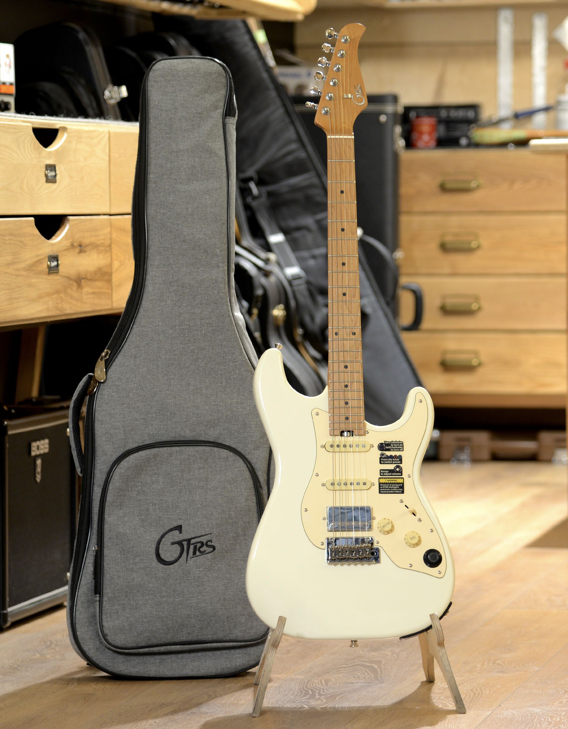 Электрогитара Mooer GTRS S801 White - купить в "Гитарном Клубе"