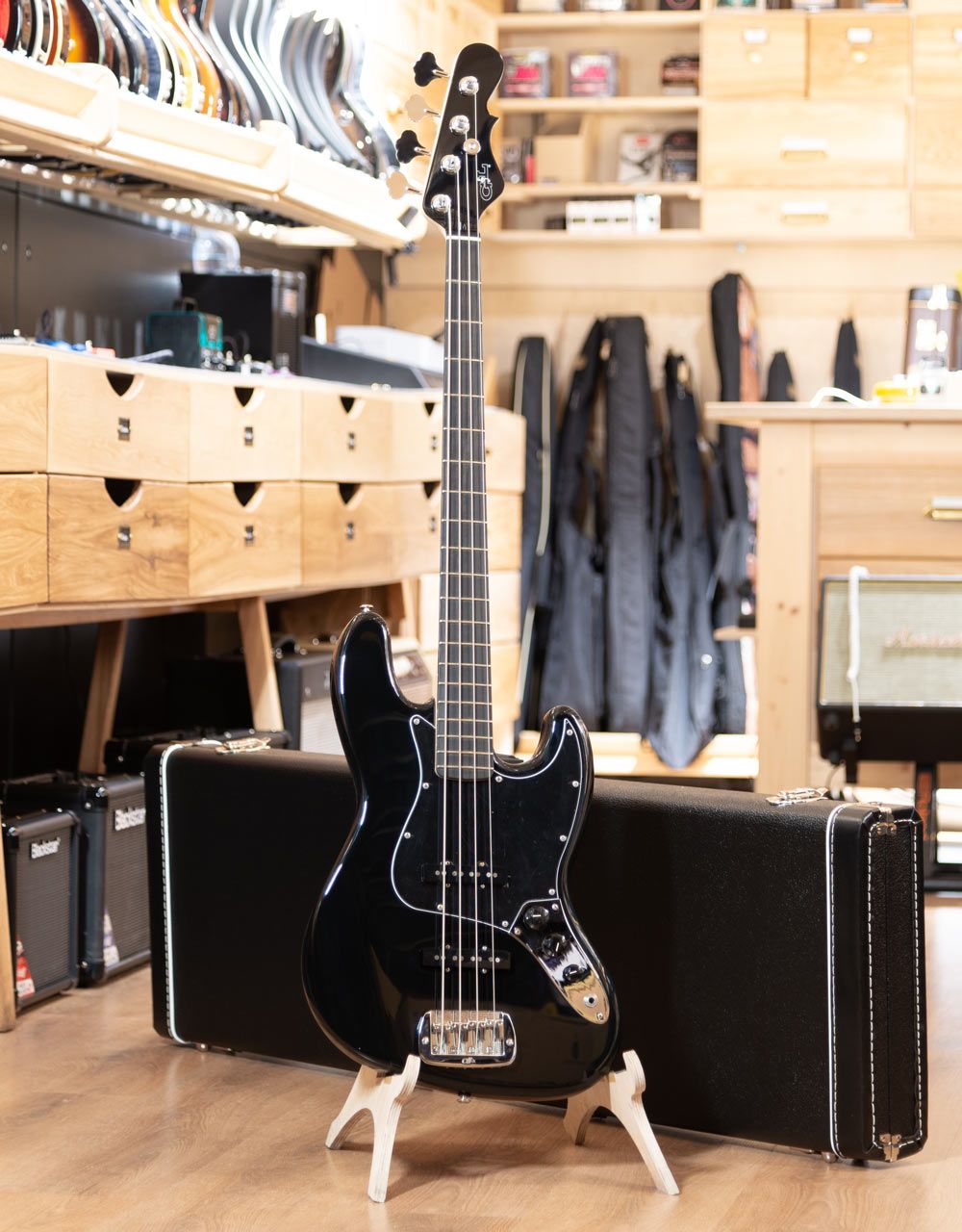 Бас-гитара G&L JB Jet Black - купить в "Гитарном Клубе"