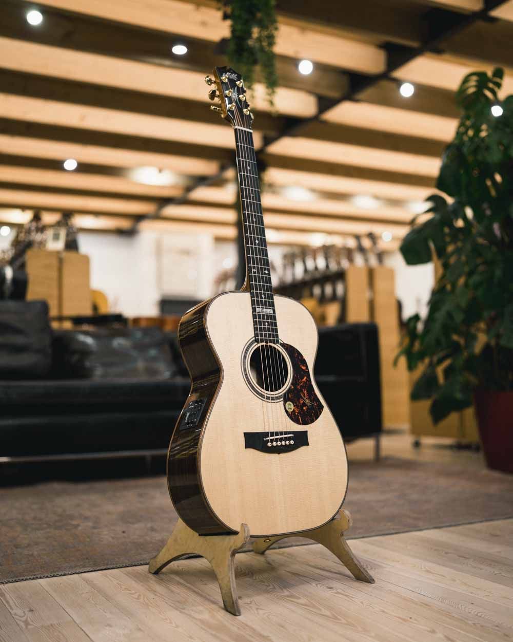 Электроакустическая гитара Maton EM100-808 - купить в "Гитарном Клубе"