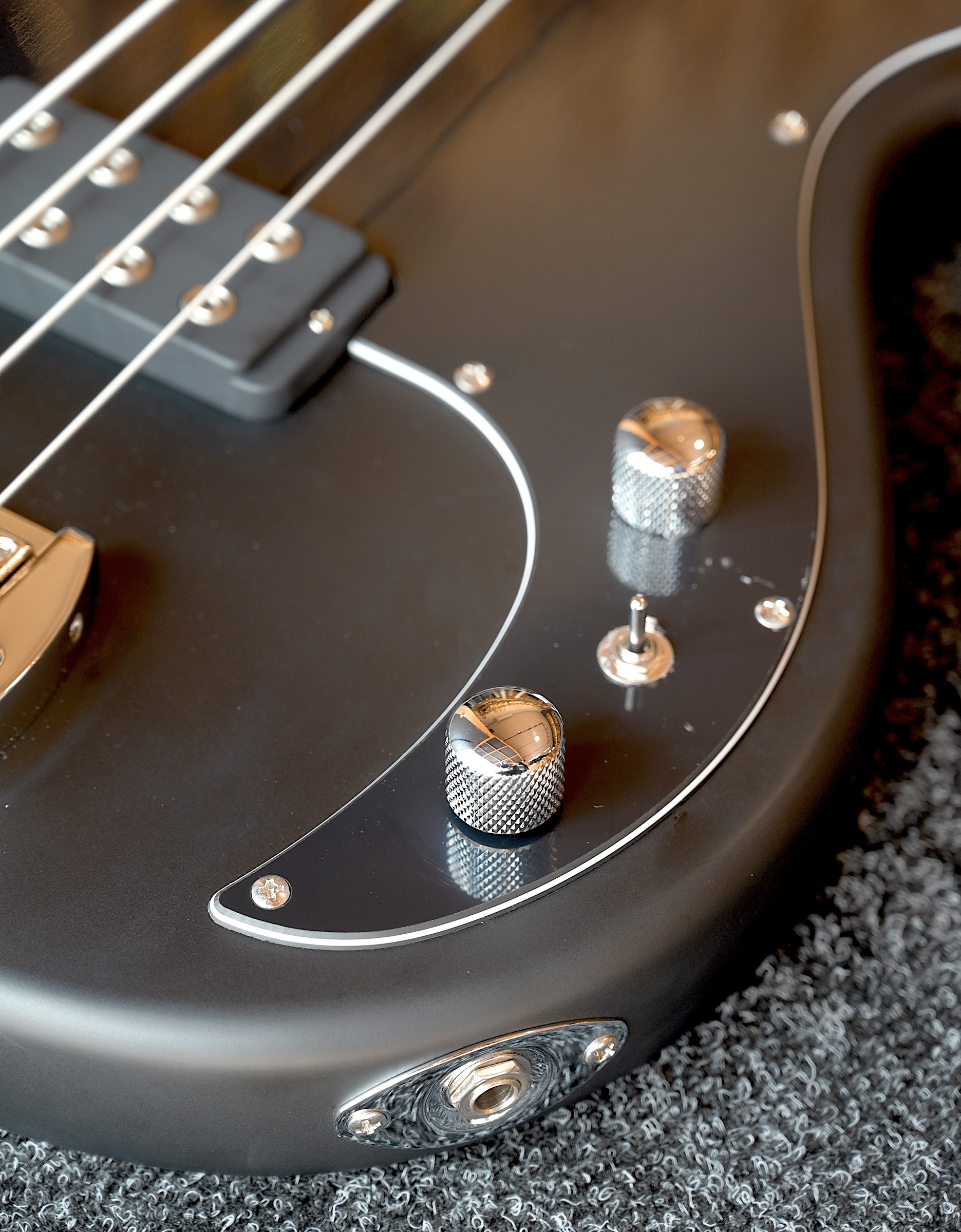 Бас-гитара G&L Tribute Kiloton Black Frost RW Poplar - купить в "Гитарном Клубе"