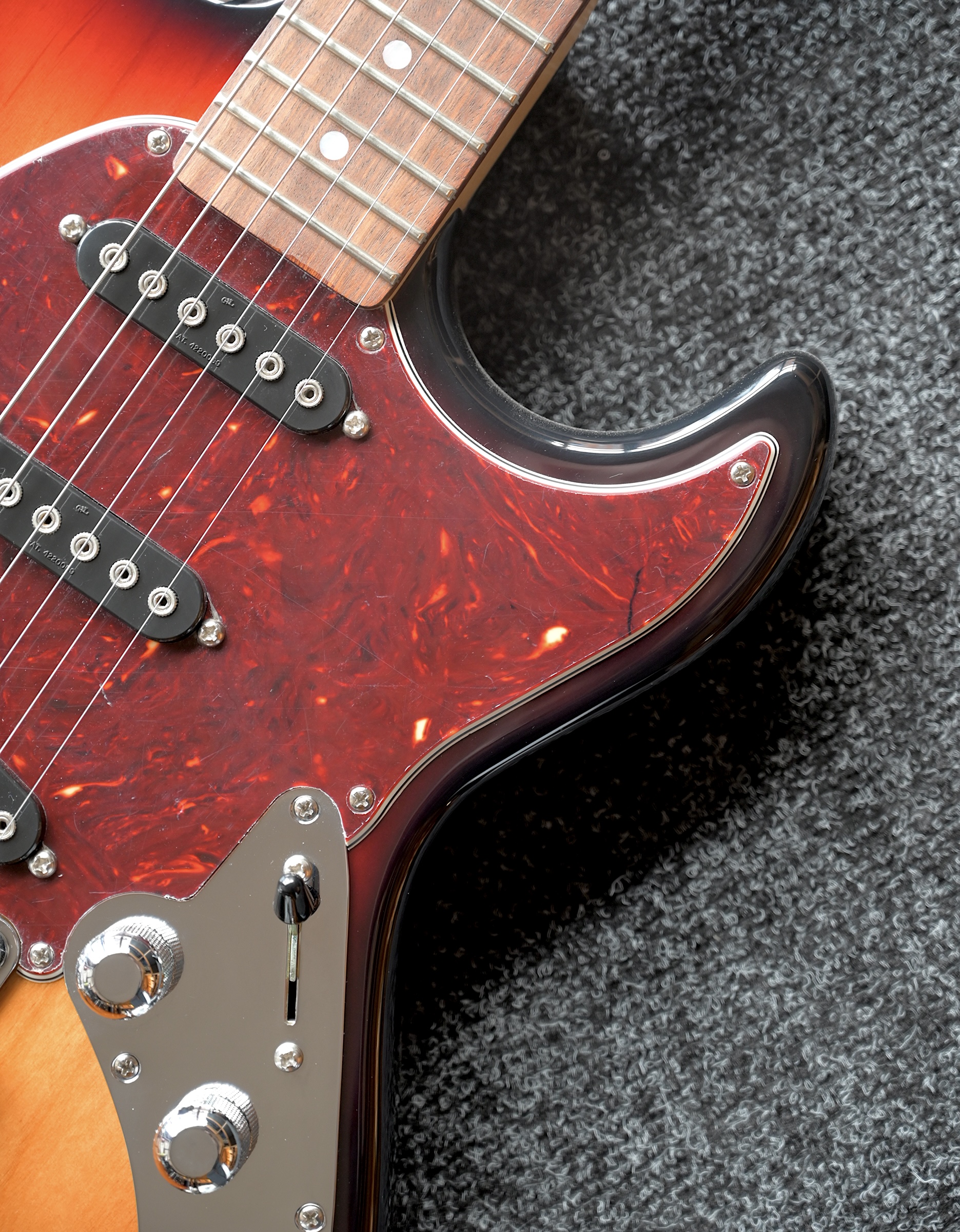 Электрогитара G&L FD Skyhawk 3-Tone Sunburst CR - купить в "Гитарном Клубе"