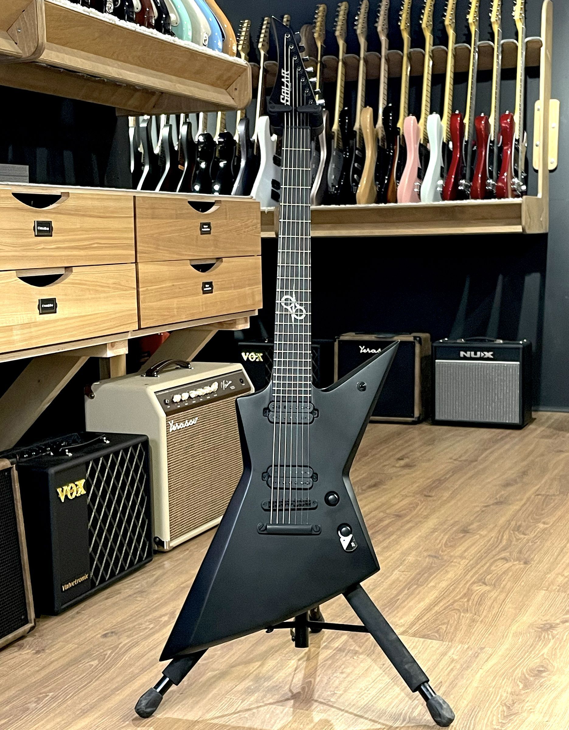 Электрогитара Solar Guitars E2.7C Carbon Black Matte - купить в "Гитарном Клубе"