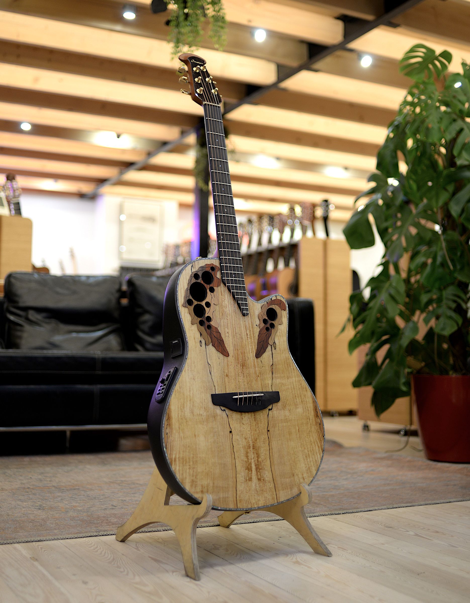 Электроакустическая гитара Ovation CE44P-SM Celebrity Elite Plus Mid Cutaway Natural - купить в "Гитарном Клубе"