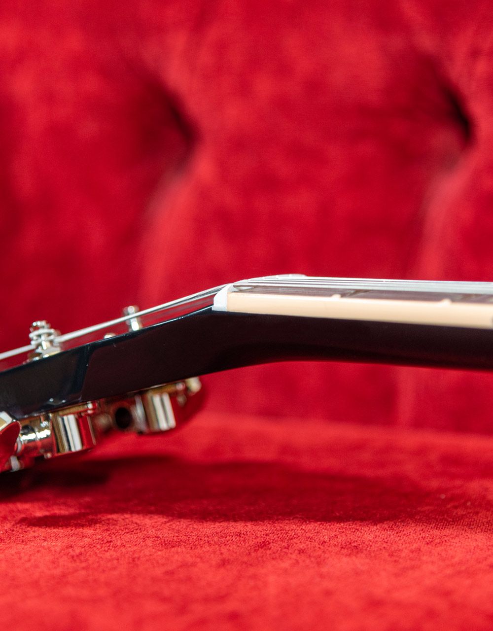 Электрогитара Gibson Les Paul Classic Ebony - купить в "Гитарном Клубе"