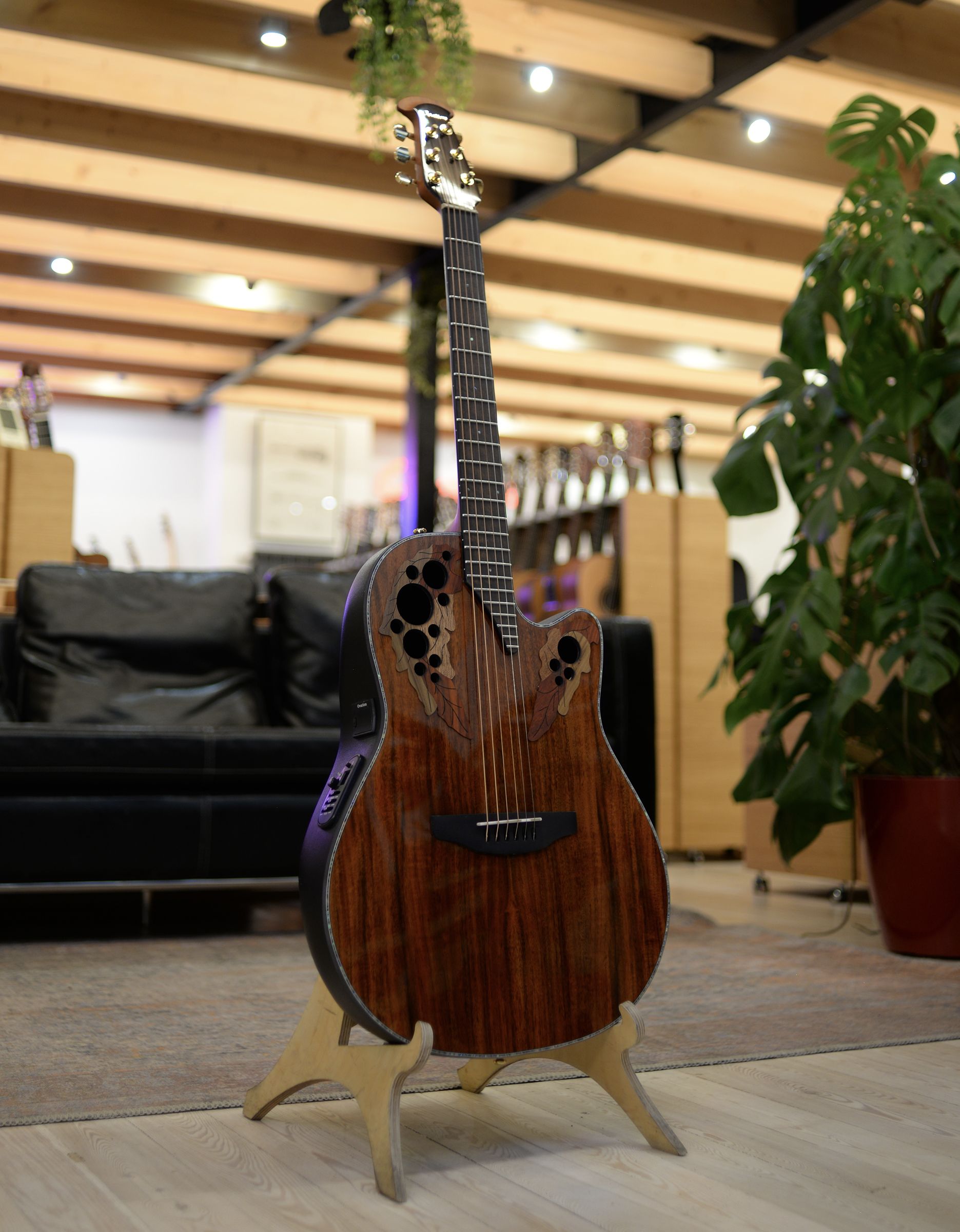 Электроакустическая гитара Ovation CE44P-FKOA Celebrity Elite Plus Mid Cutaway Natural Figured - купить в "Гитарном Клубе"