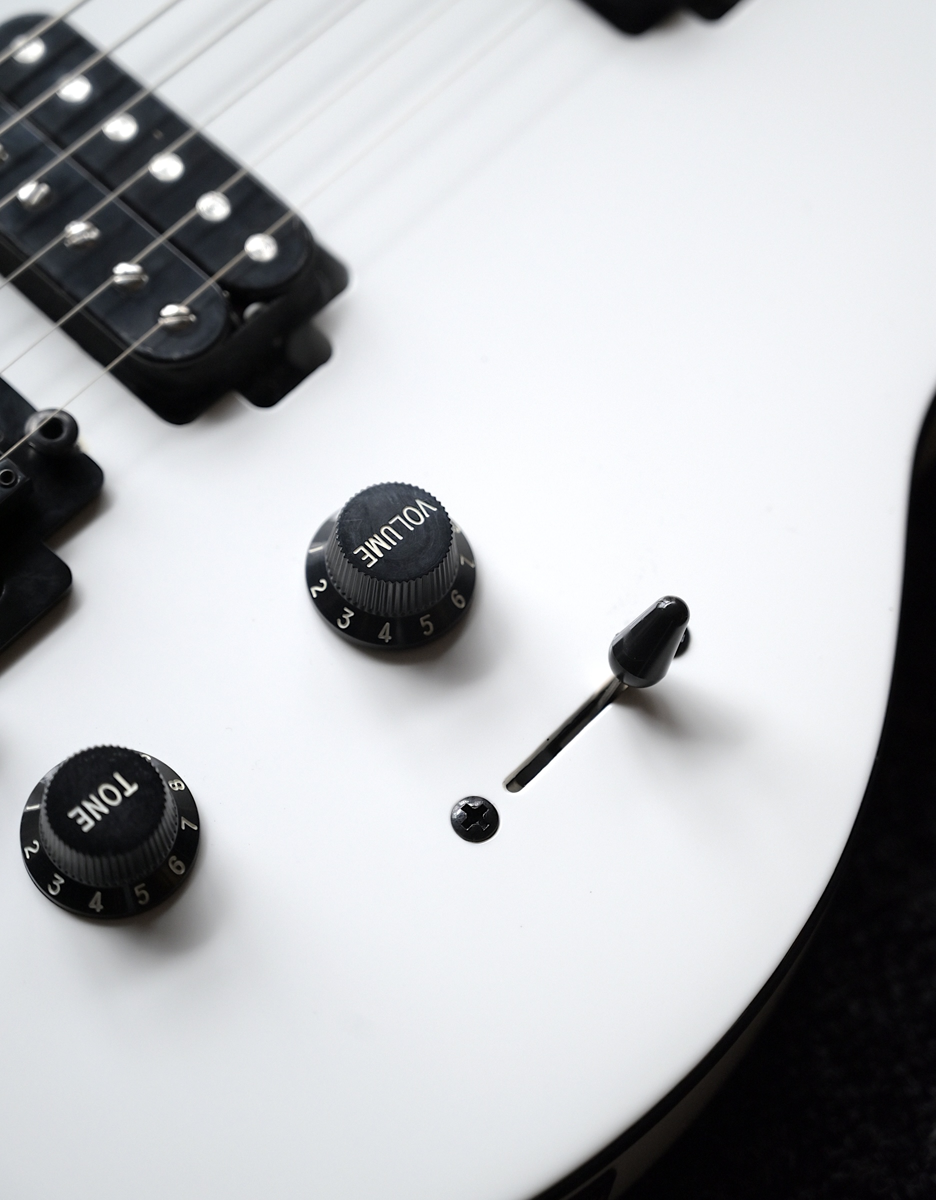 Электрогитара Sterling Axis White with Black - купить в "Гитарном Клубе"