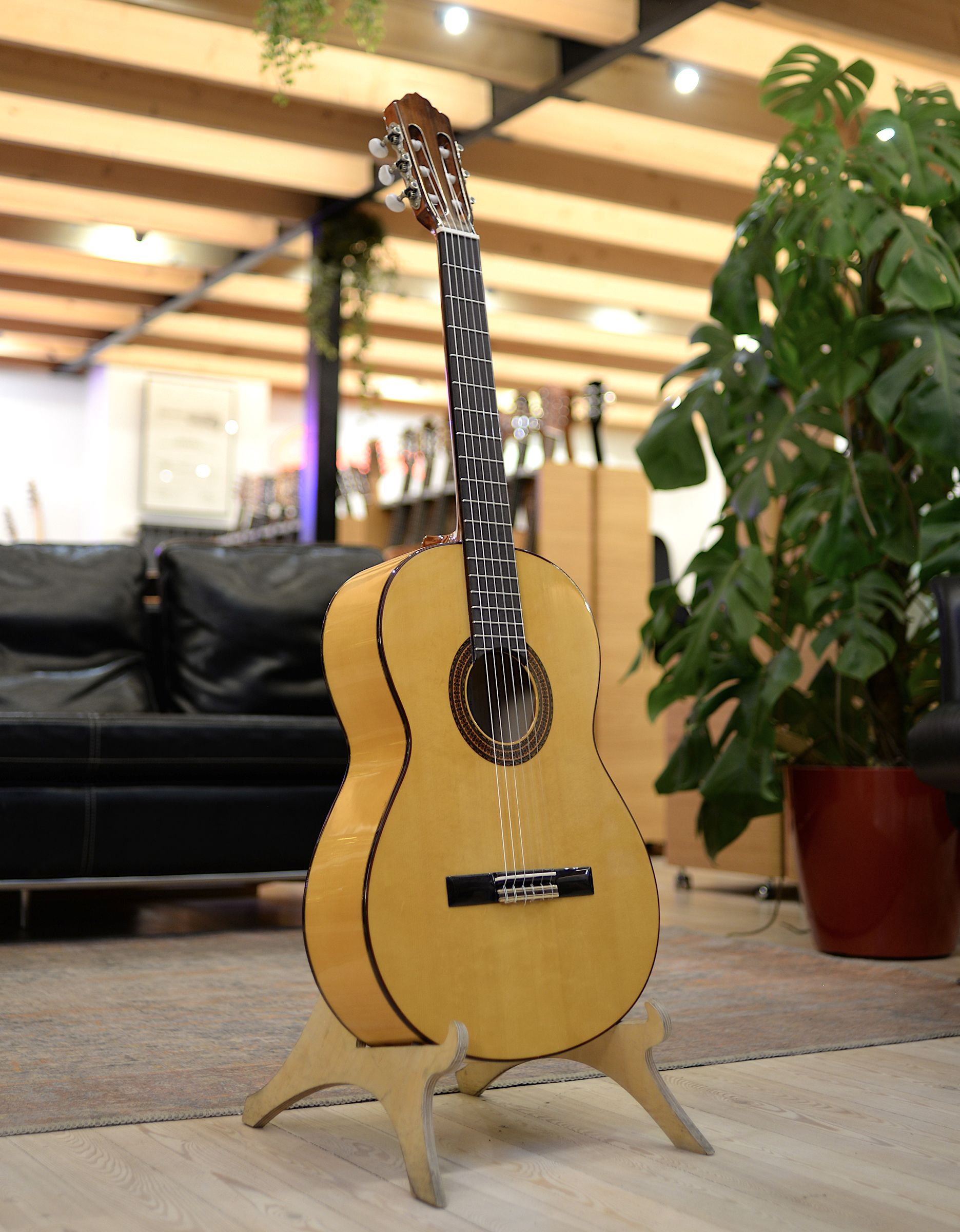 Классическая гитара Almansa 413 Flamenco - купить в "Гитарном Клубе"