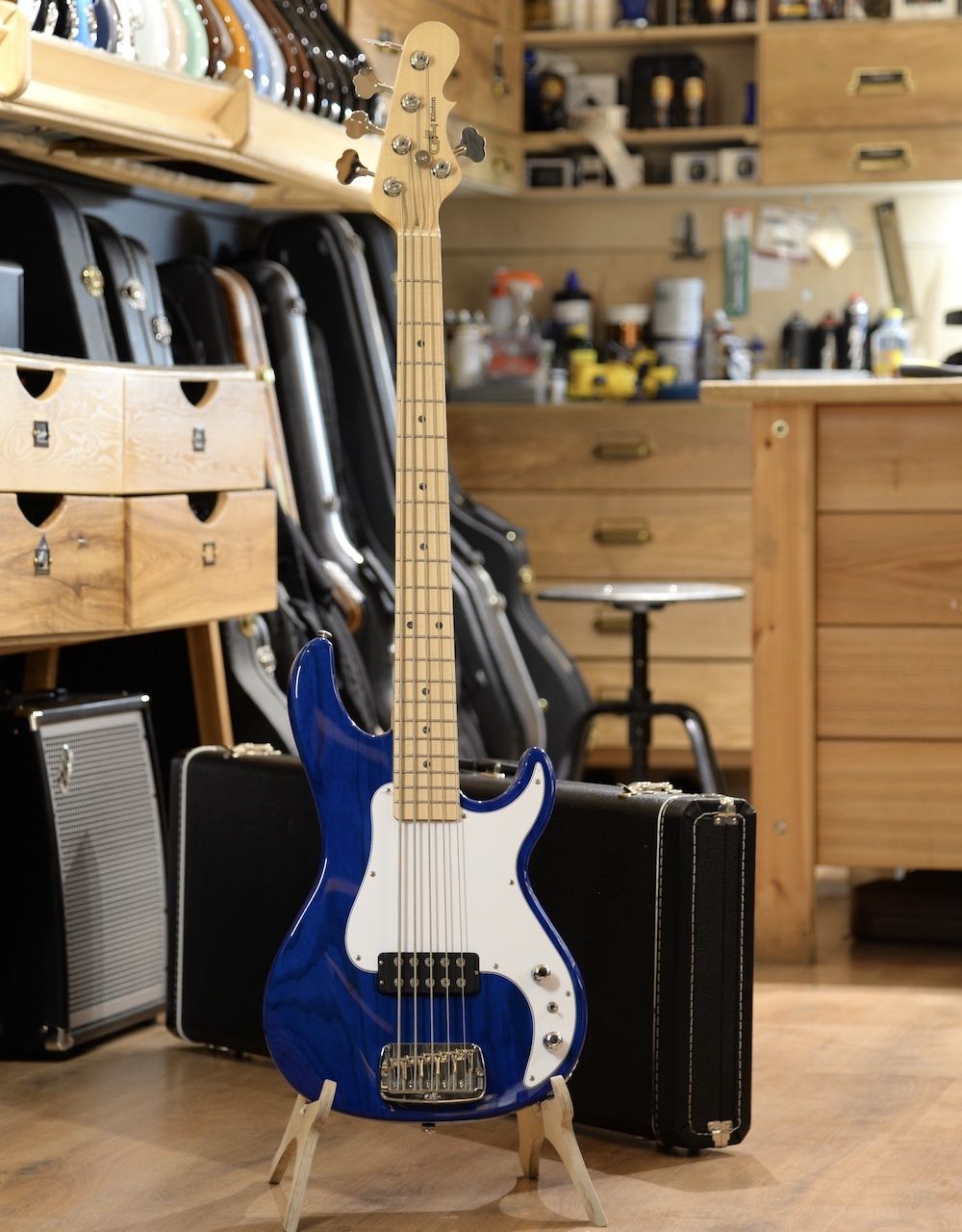 Бас-гитара G&L Kiloton 5 Clear Blue MP - купить в "Гитарном Клубе"