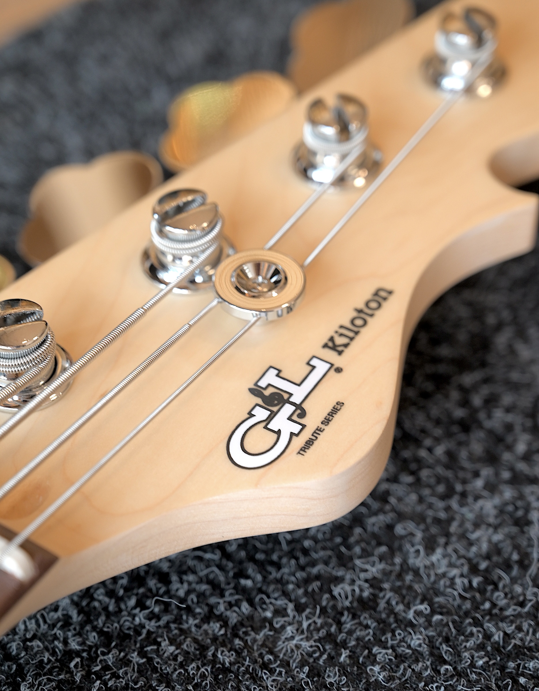 Бас-гитара G&L Tribute Kiloton Black Frost RW Poplar - купить в "Гитарном Клубе"