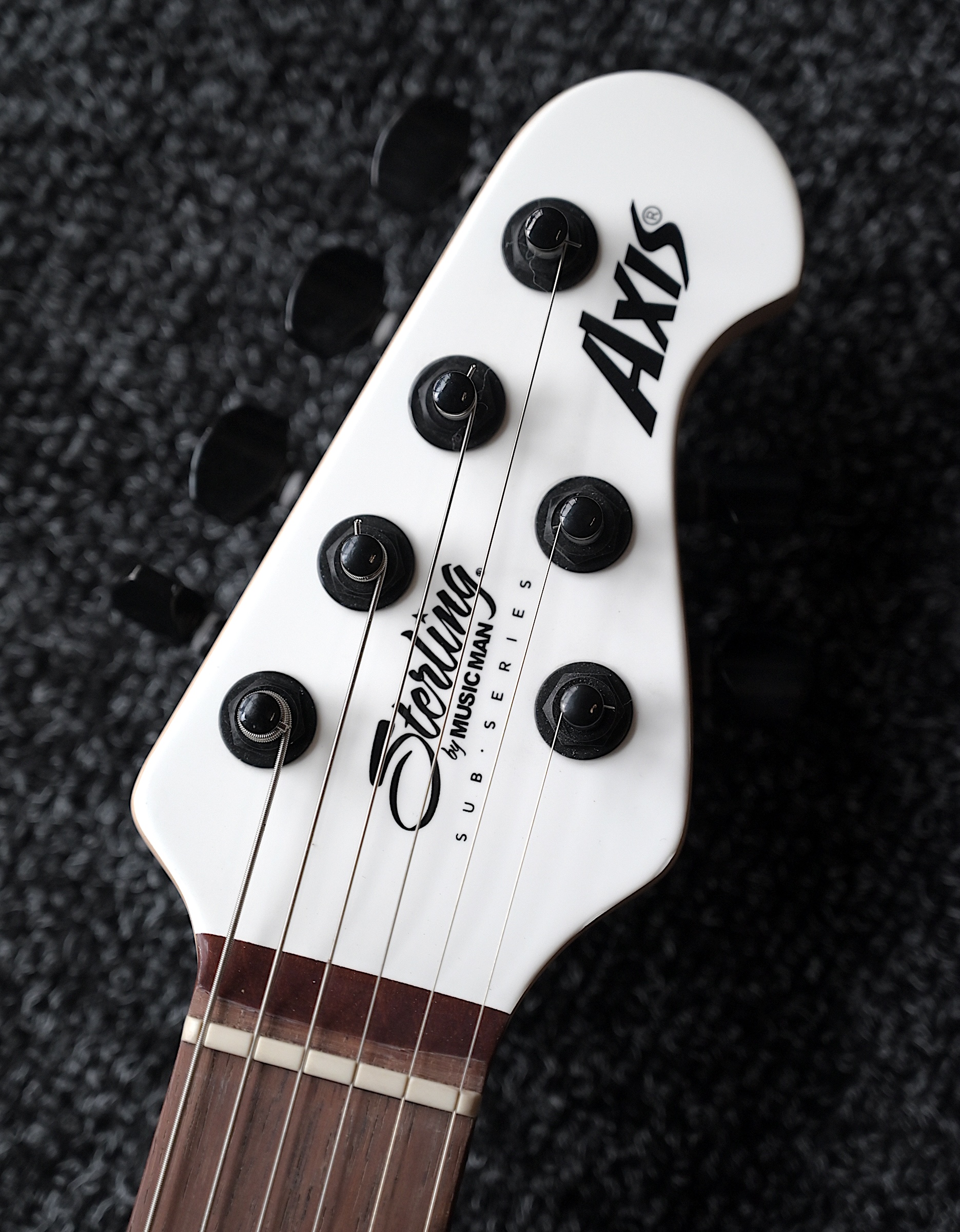 Электрогитара Sterling Axis White with Black - купить в "Гитарном Клубе"