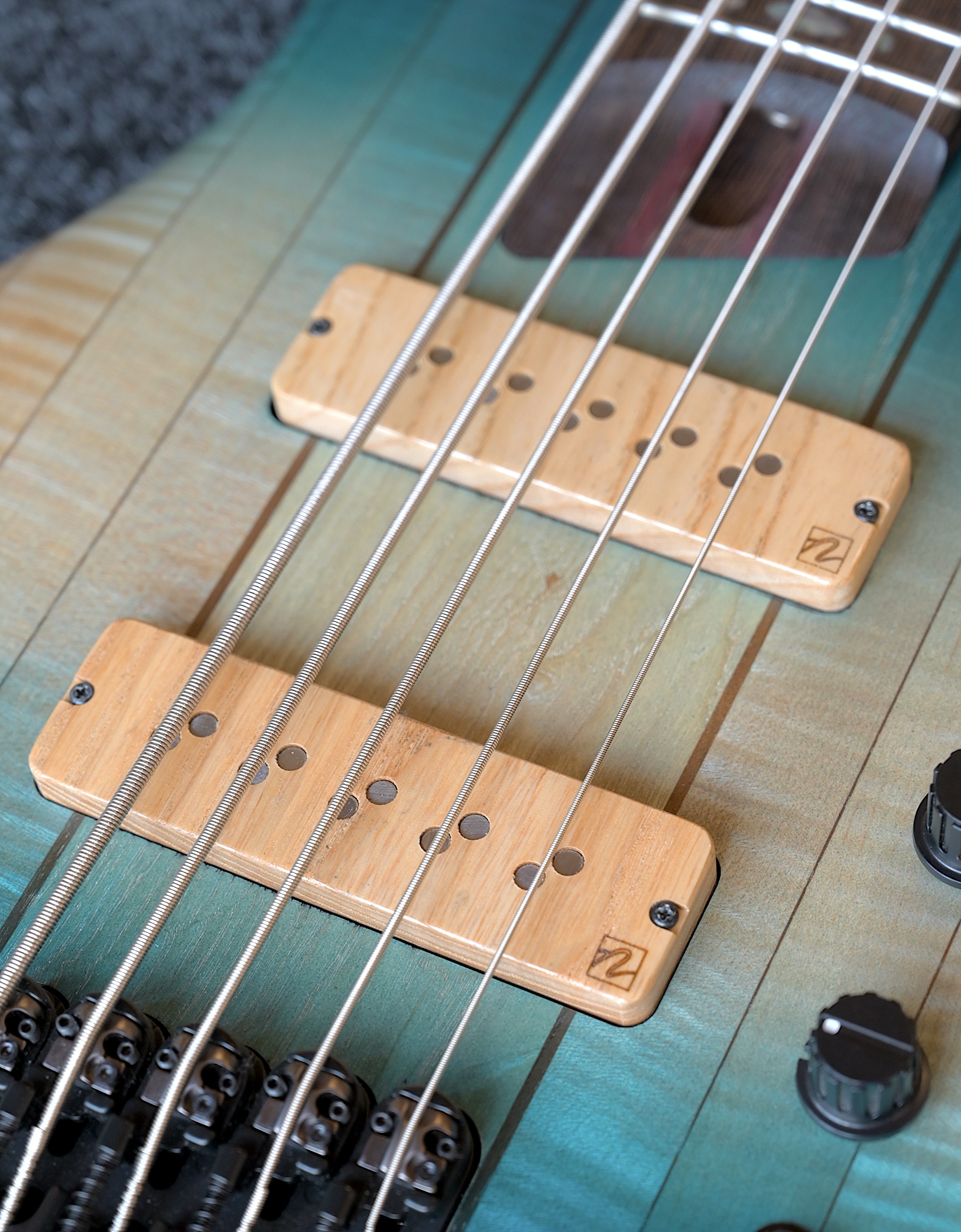 Ресейлік пикапшылар қыздардың порнографиялық суреттерін түсіреді.