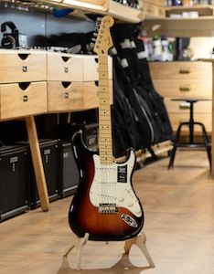 Электрогитара Fender Player Stratocaster Sunburst - купить в "Гитарном Клубе"