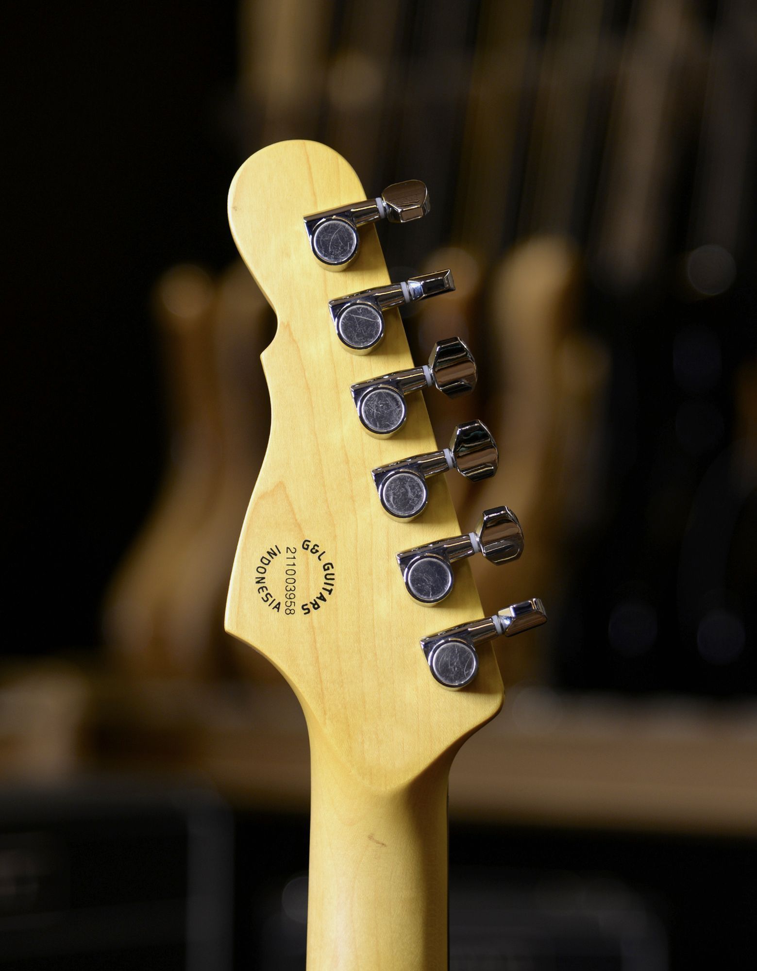 Электрогитара G&L Tribute Comanche Olympic White RW Poplar - купить в "Гитарном Клубе"