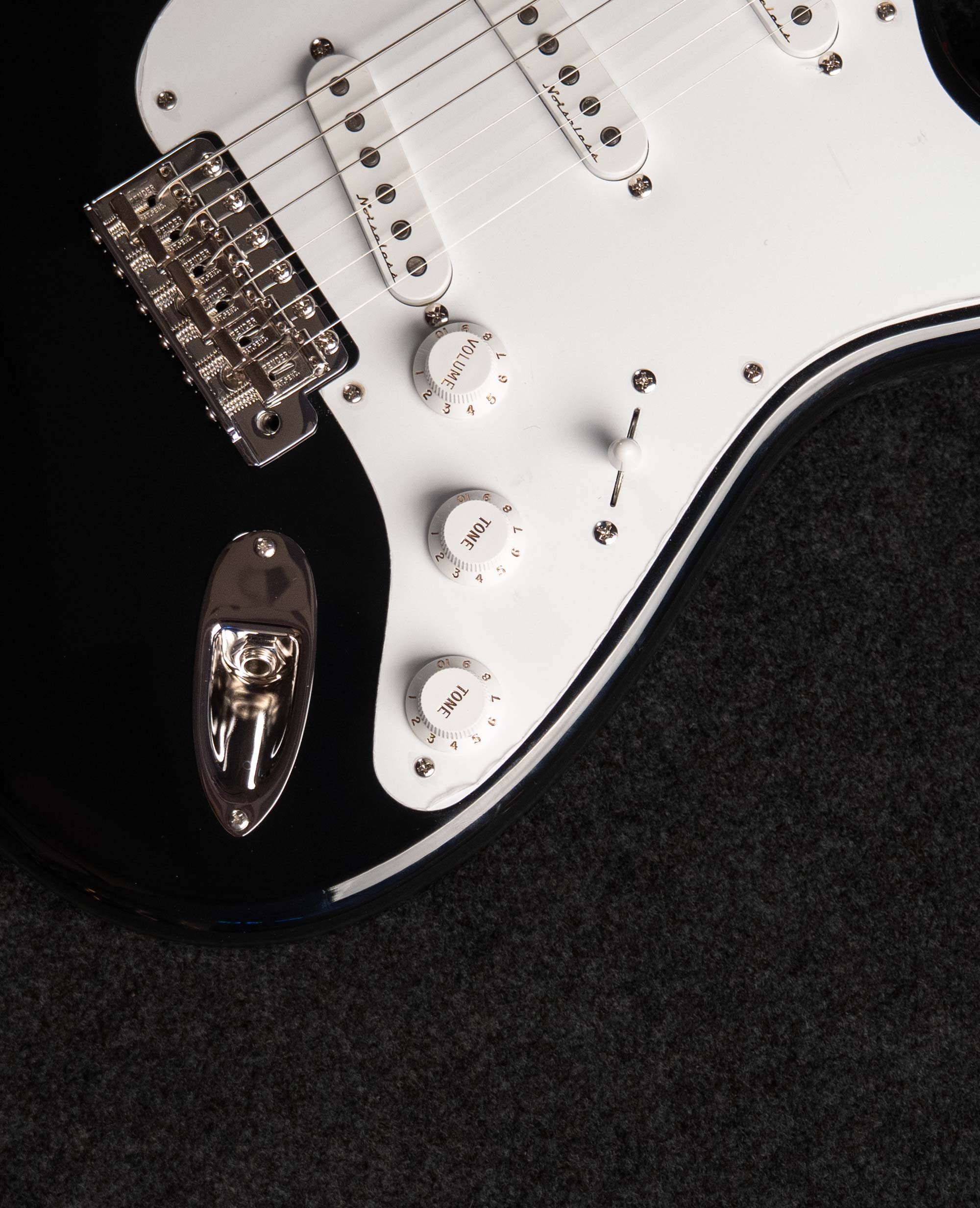 Электрогитара Fender Stratocaster Custom Shop TM Eric Clapton, Blackie, 2022 - купить в "Гитарном Клубе"