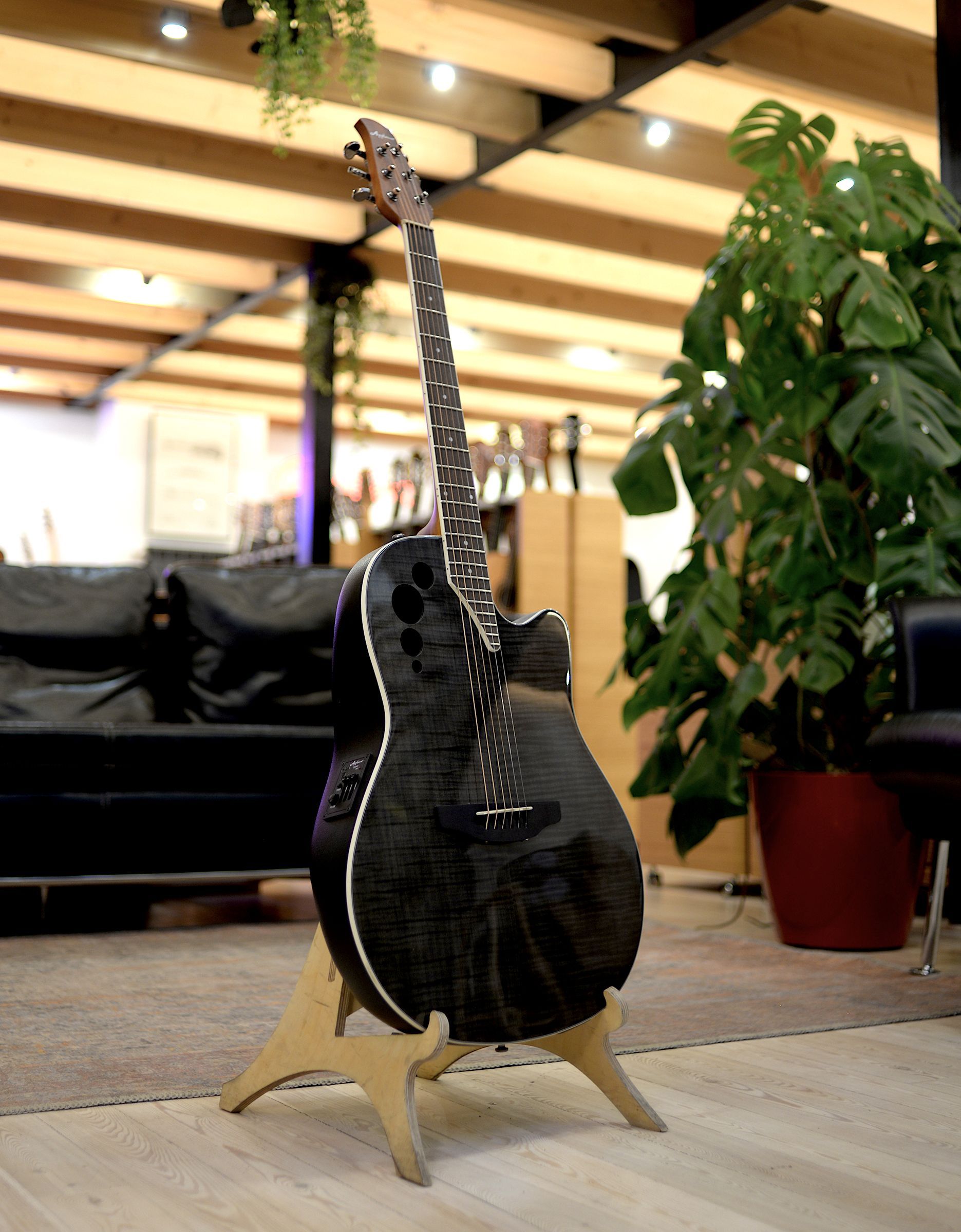 Электроакустическая гитара Ovation Applause AE44IIP-TBKF Elite Mid Cutaway Trans Black - купить в "Гитарном Клубе"