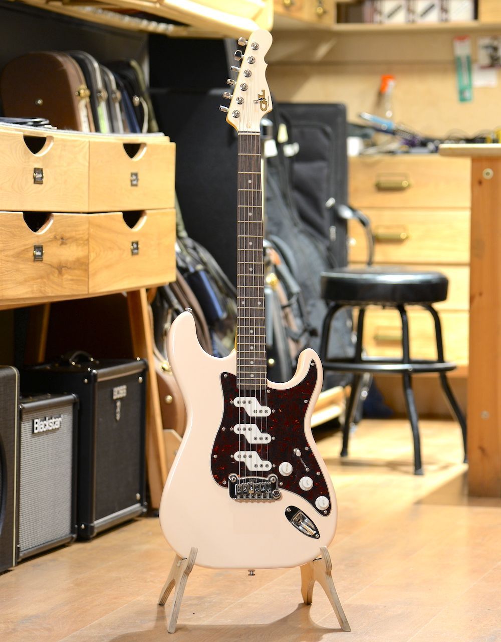 Электрогитара G&L Tribute Comanche Olympic White RW Poplar - купить в "Гитарном Клубе"