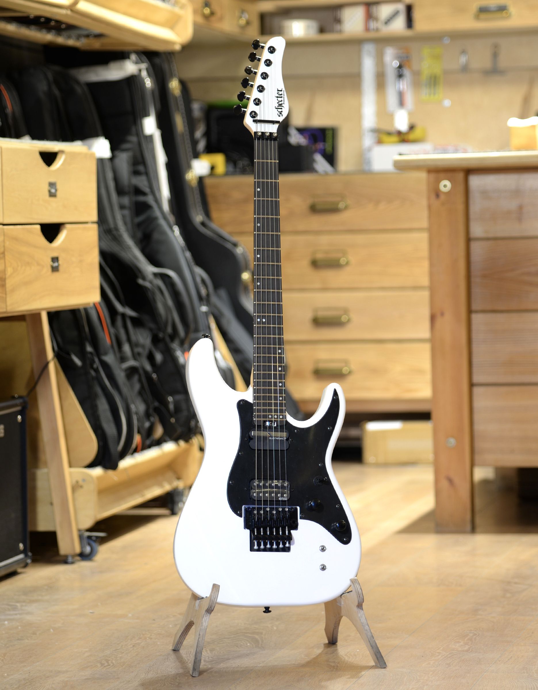 Электрогитара Schecter Sun Valley Super Shredder Fr S Gloss White - купить в "Гитарном Клубе"