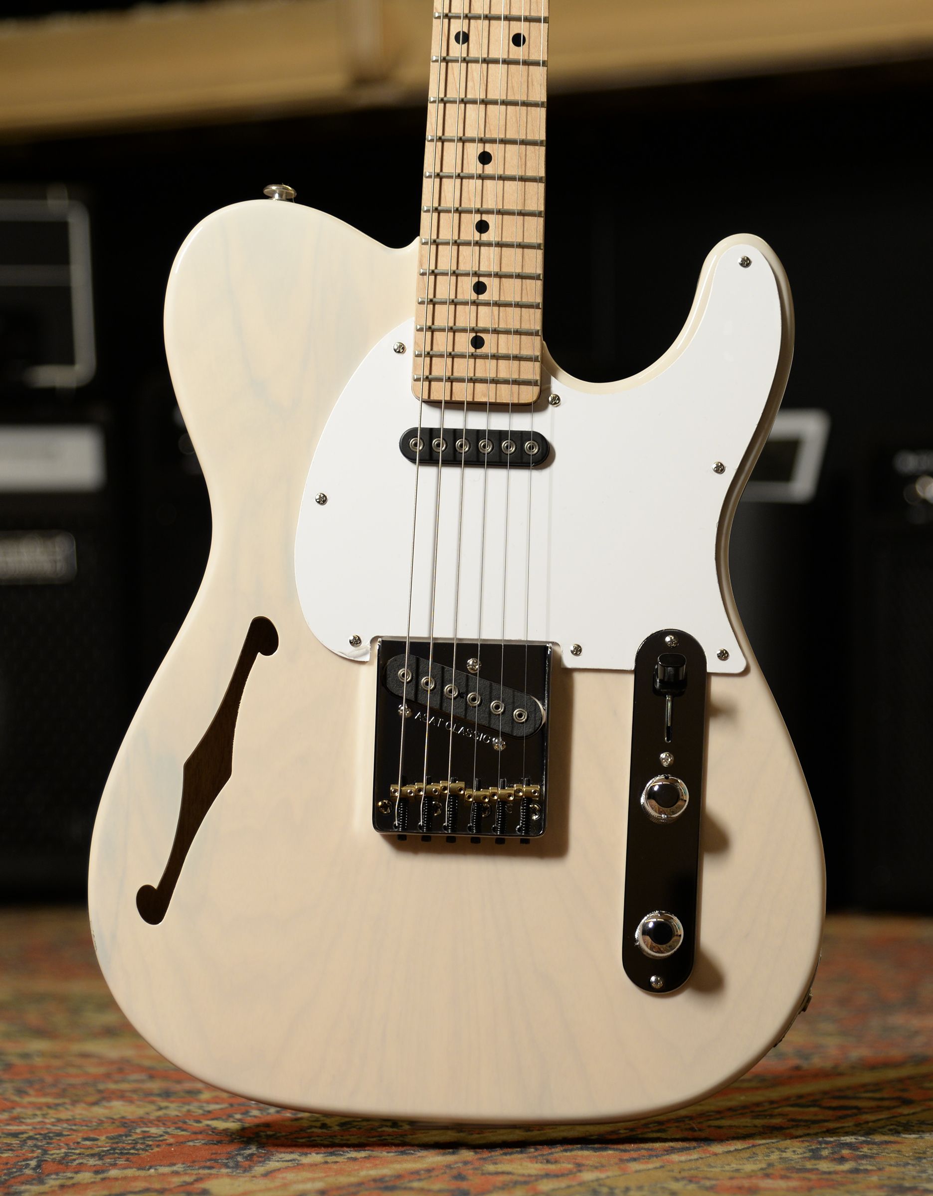 Электрогитара G&L ASAT Classic Semi-Hollow Blonde MP - купить в "Гитарном Клубе"