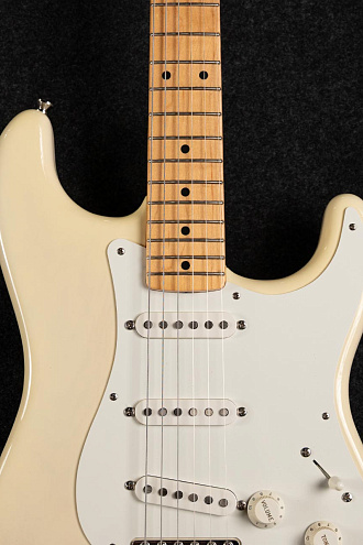 Электрогитара Fender Stratocaster AVRI