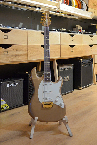 Электрогитара Music Man Cutlass, Malibu Gold - купить в "Гитарном Клубе"