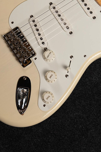 Электрогитара Fender Stratocaster AVRI