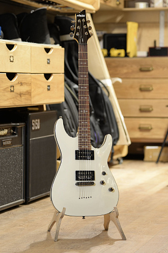 Электрогитара Schecter Omen-6 Vintage White - купить в "Гитарном Клубе"