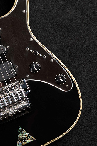 Электрогитара Ibanez UV777