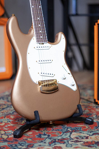 Электрогитара Music Man Cutlass, Malibu Gold - купить в "Гитарном Клубе"